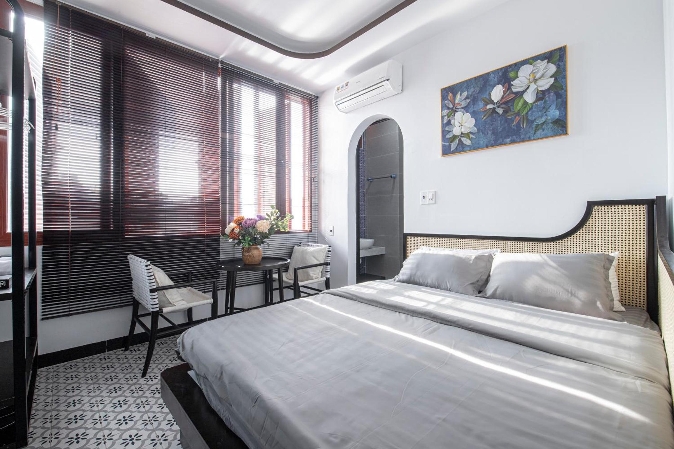 Deluxe King Room - Photo 11