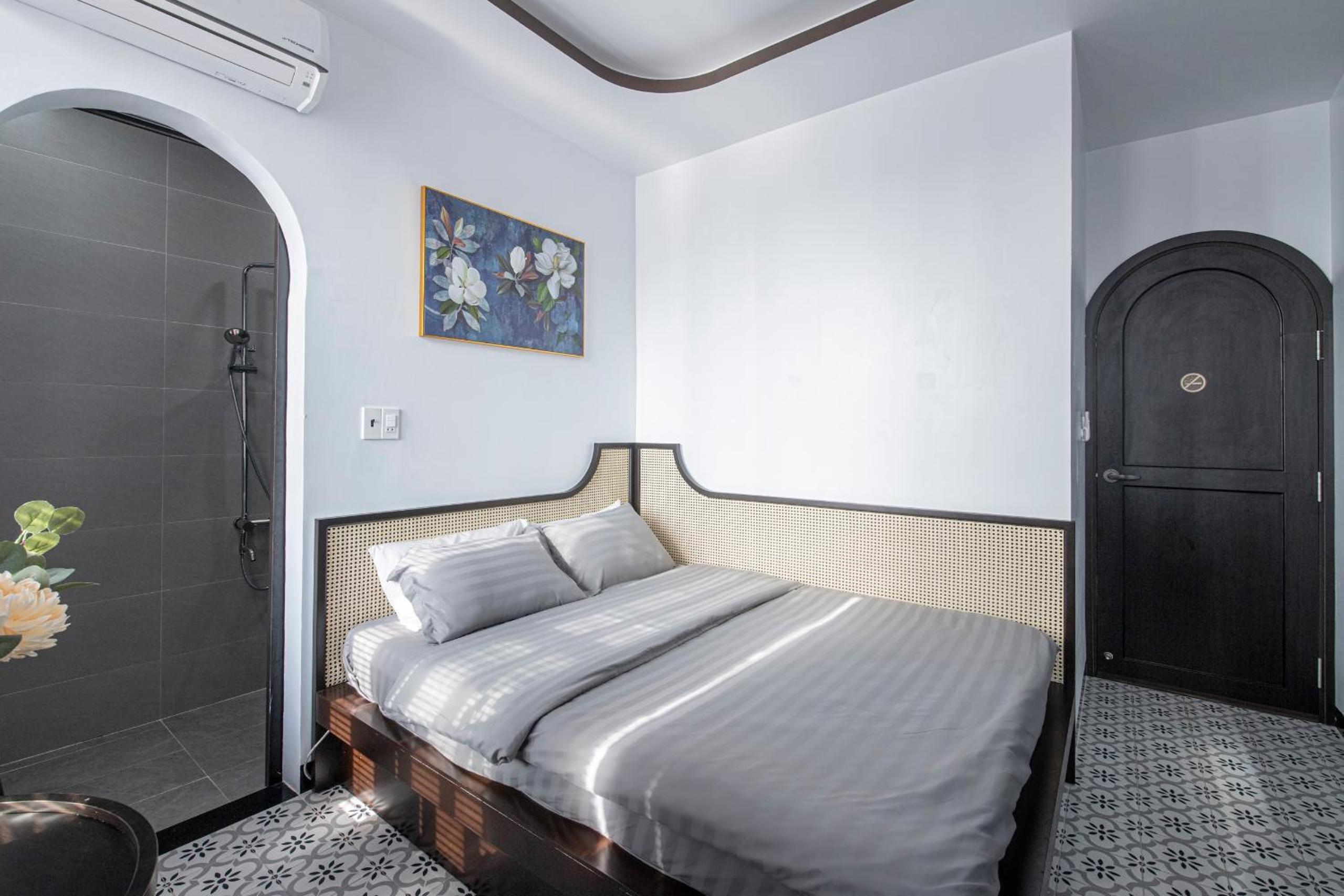 Deluxe King Room - Photo 10