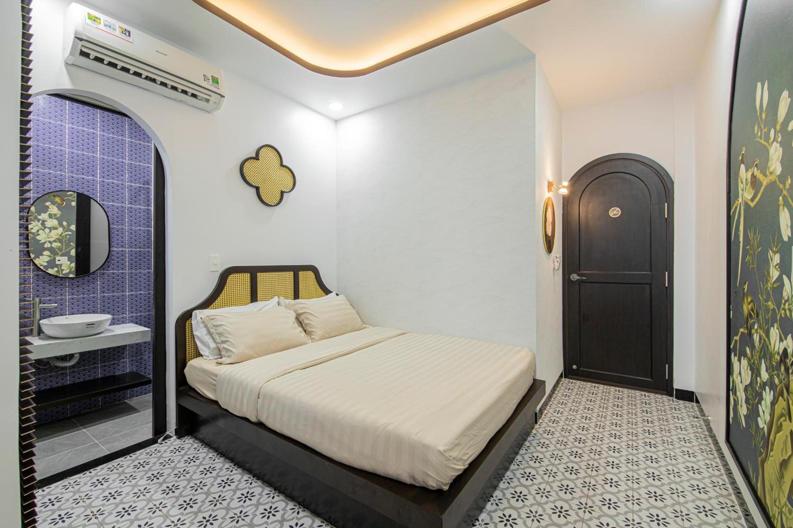 Deluxe King Room - Photo 7