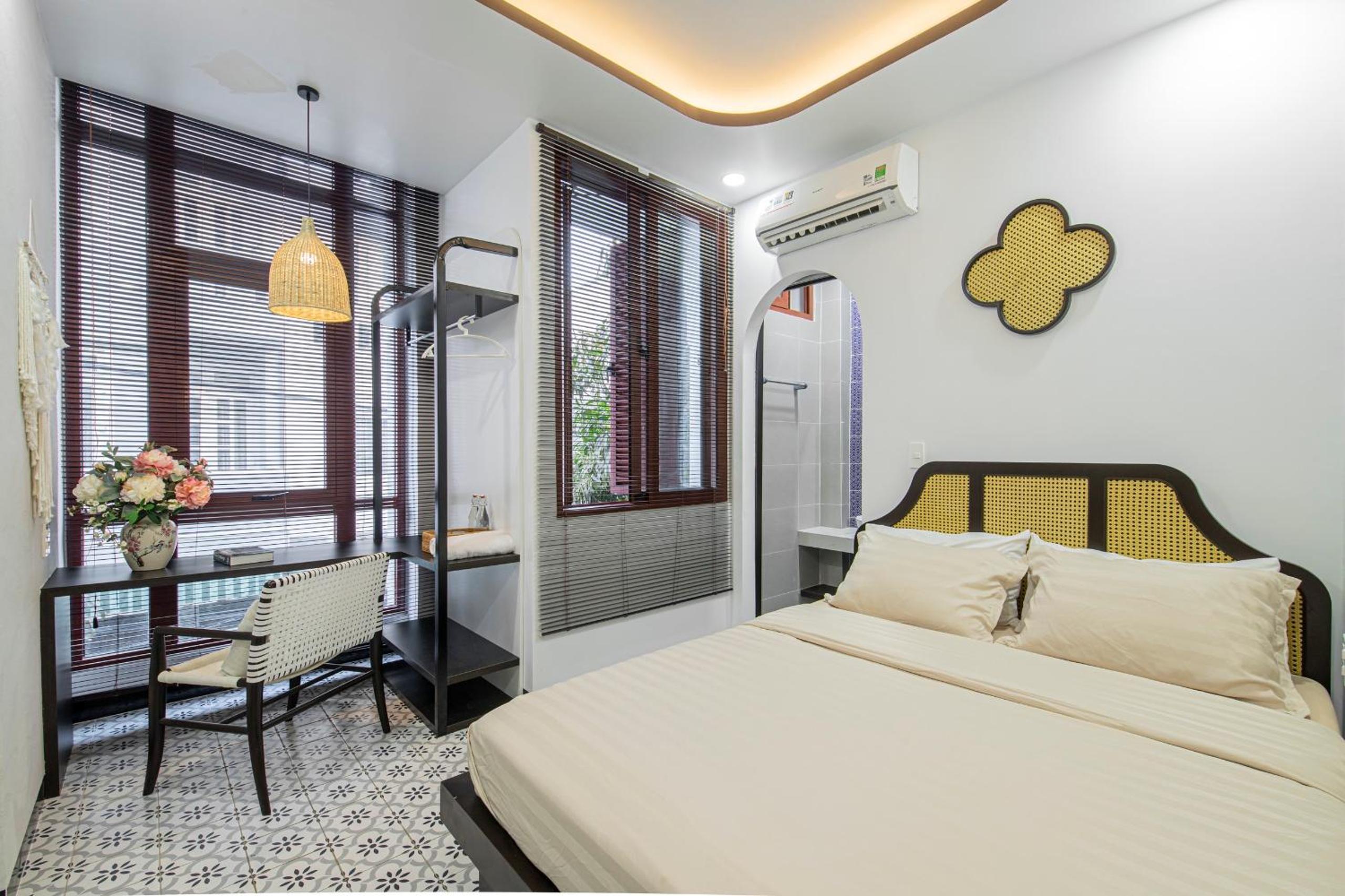 Deluxe King Room - Photo 2