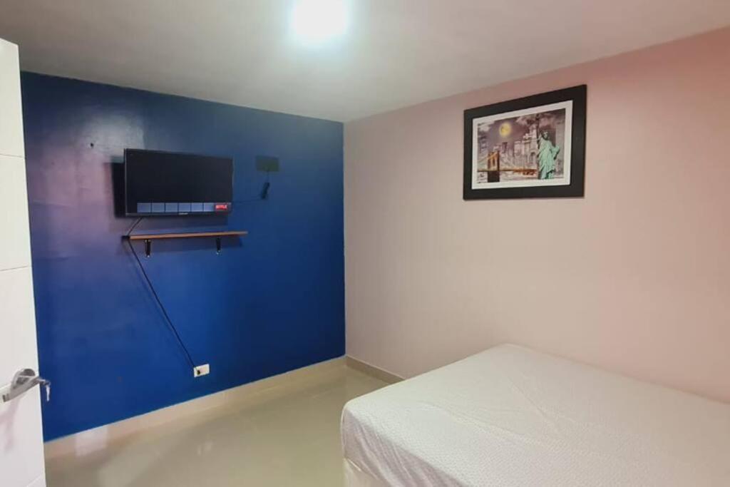 Six-Bedroom House photo 1