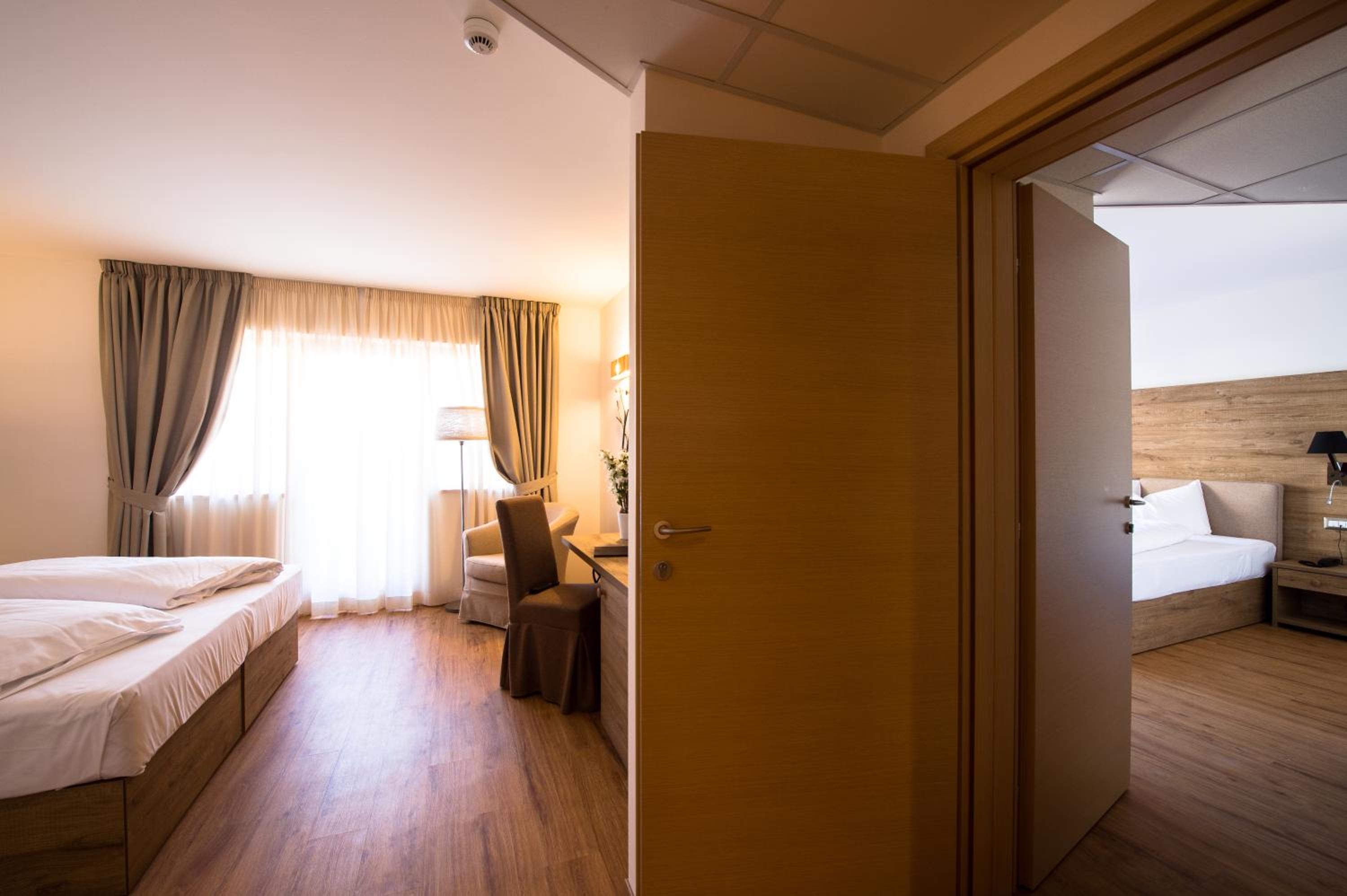 2 Connecting Double Rooms with Balcony