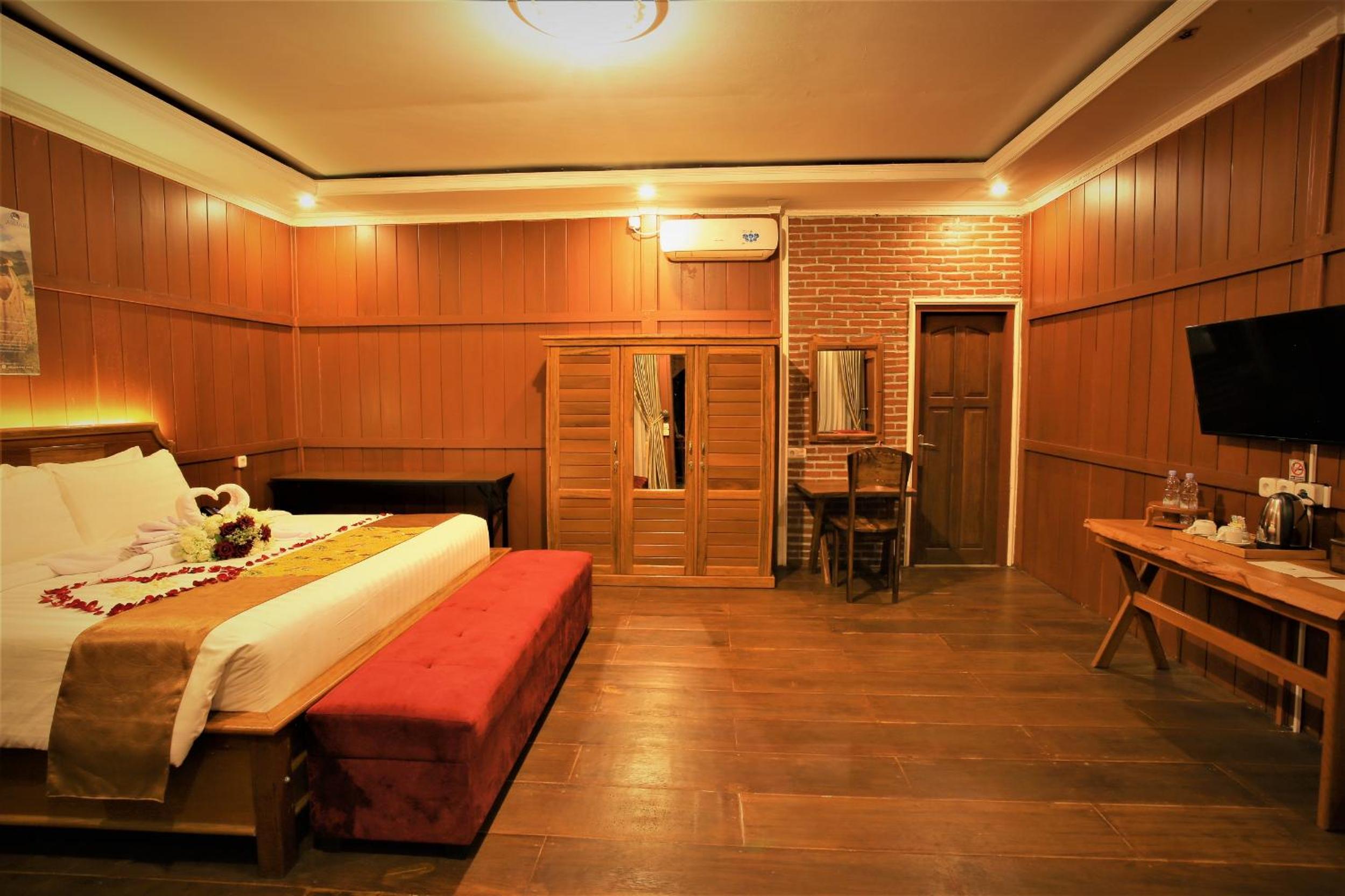Deluxe Double Room with Balcony - Photo 5
