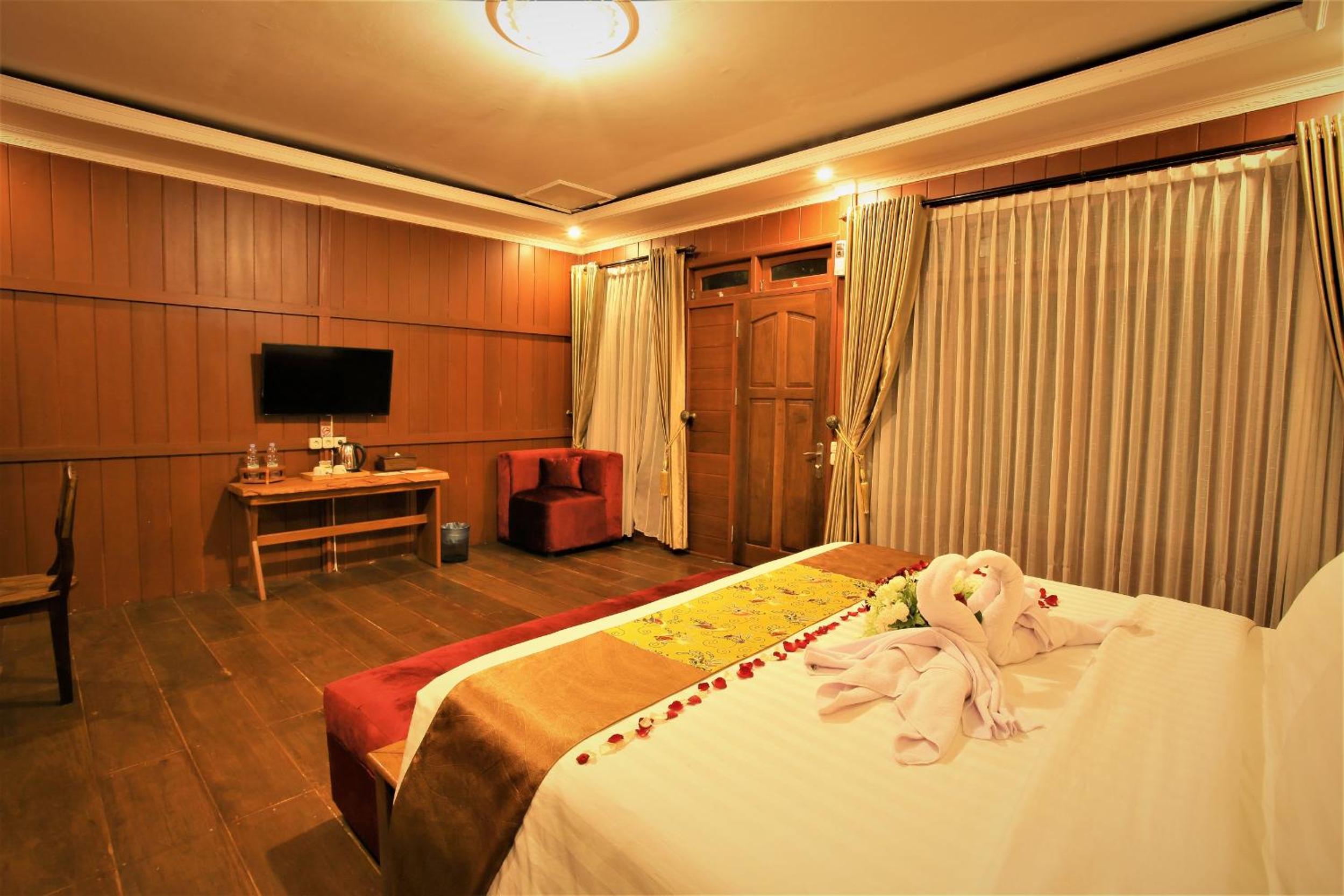 Deluxe Double Room with Balcony - Photo 3