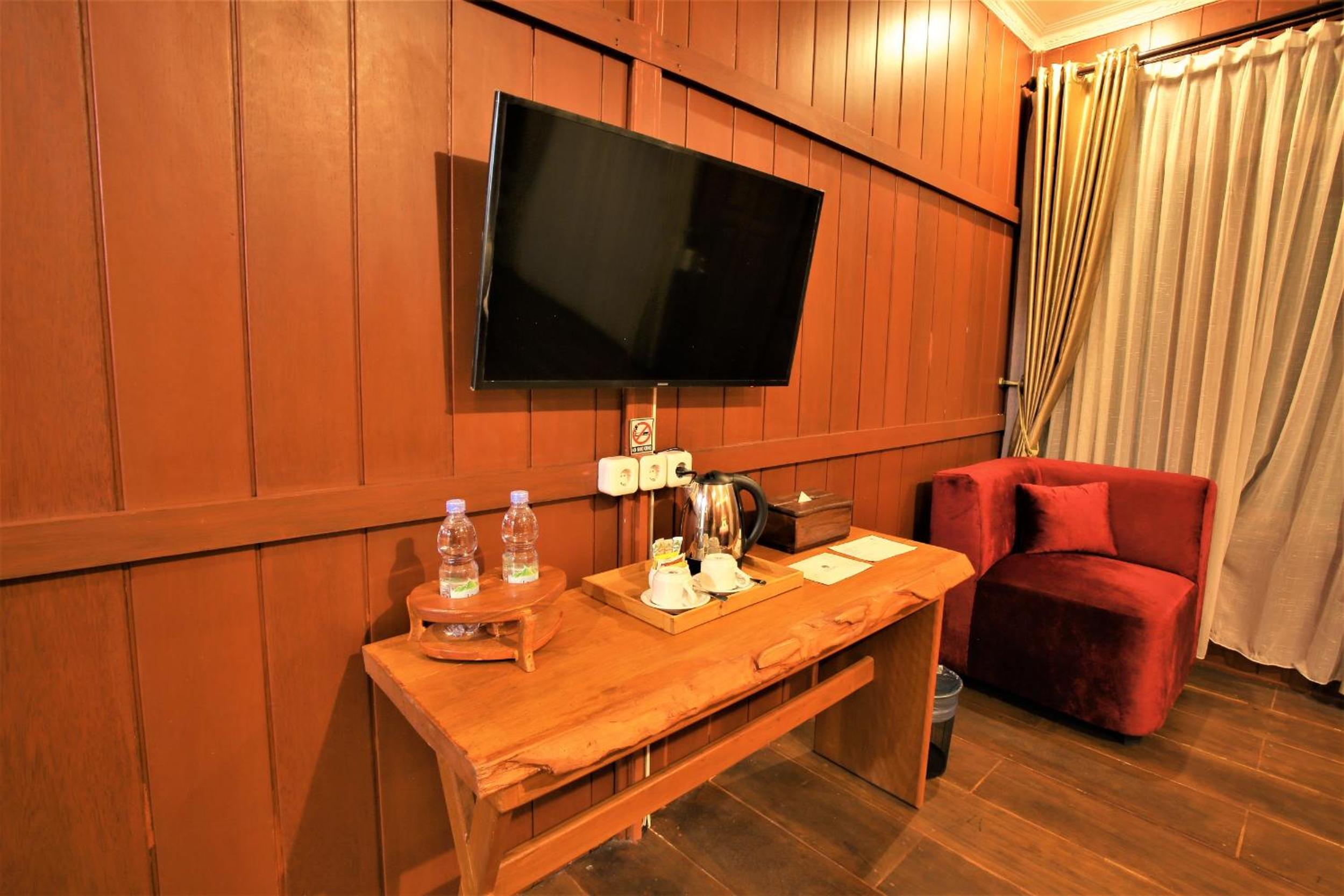 Deluxe Double Room with Balcony - Photo 1