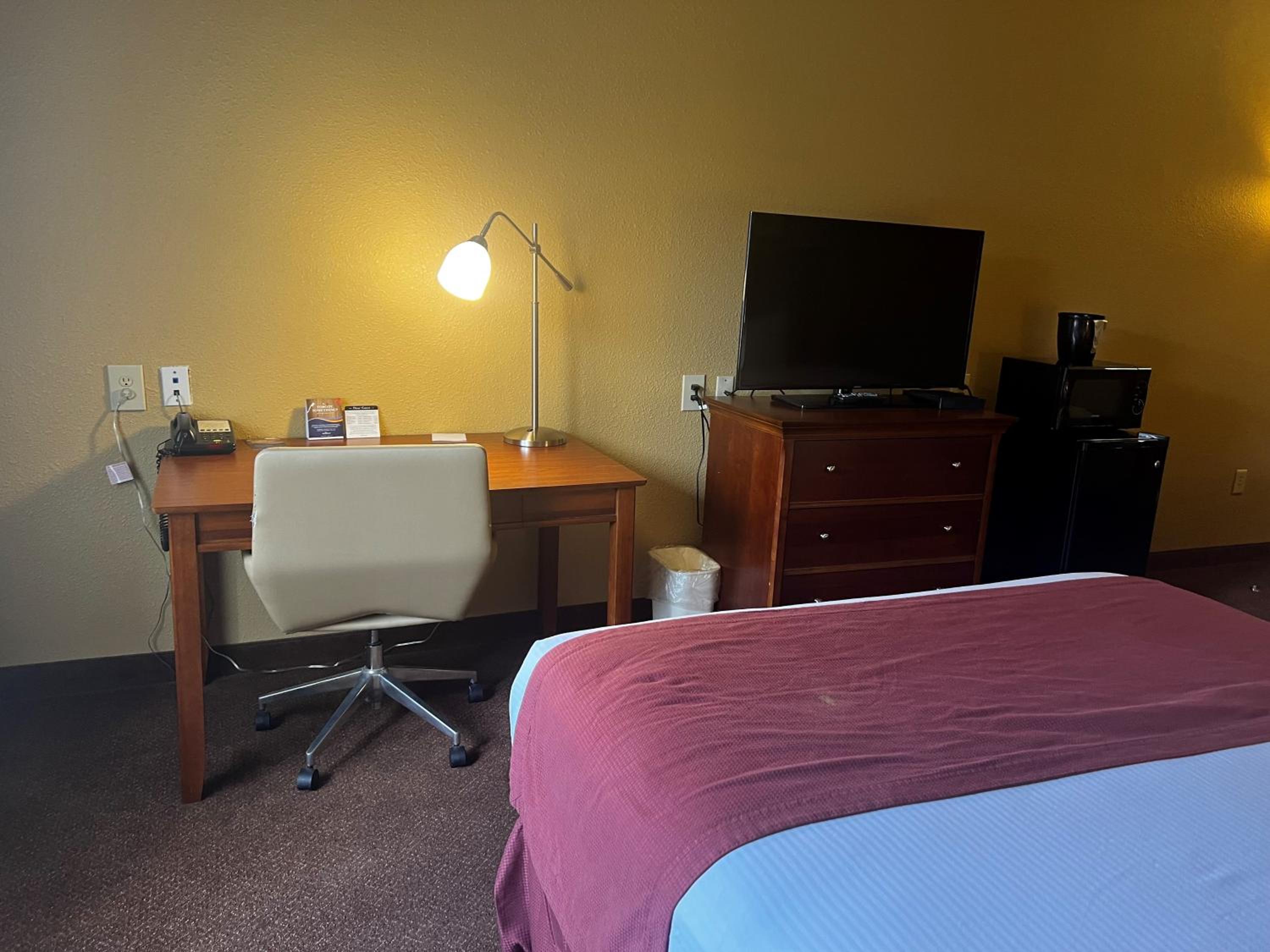 King Suite - Non-Smoking photo 2