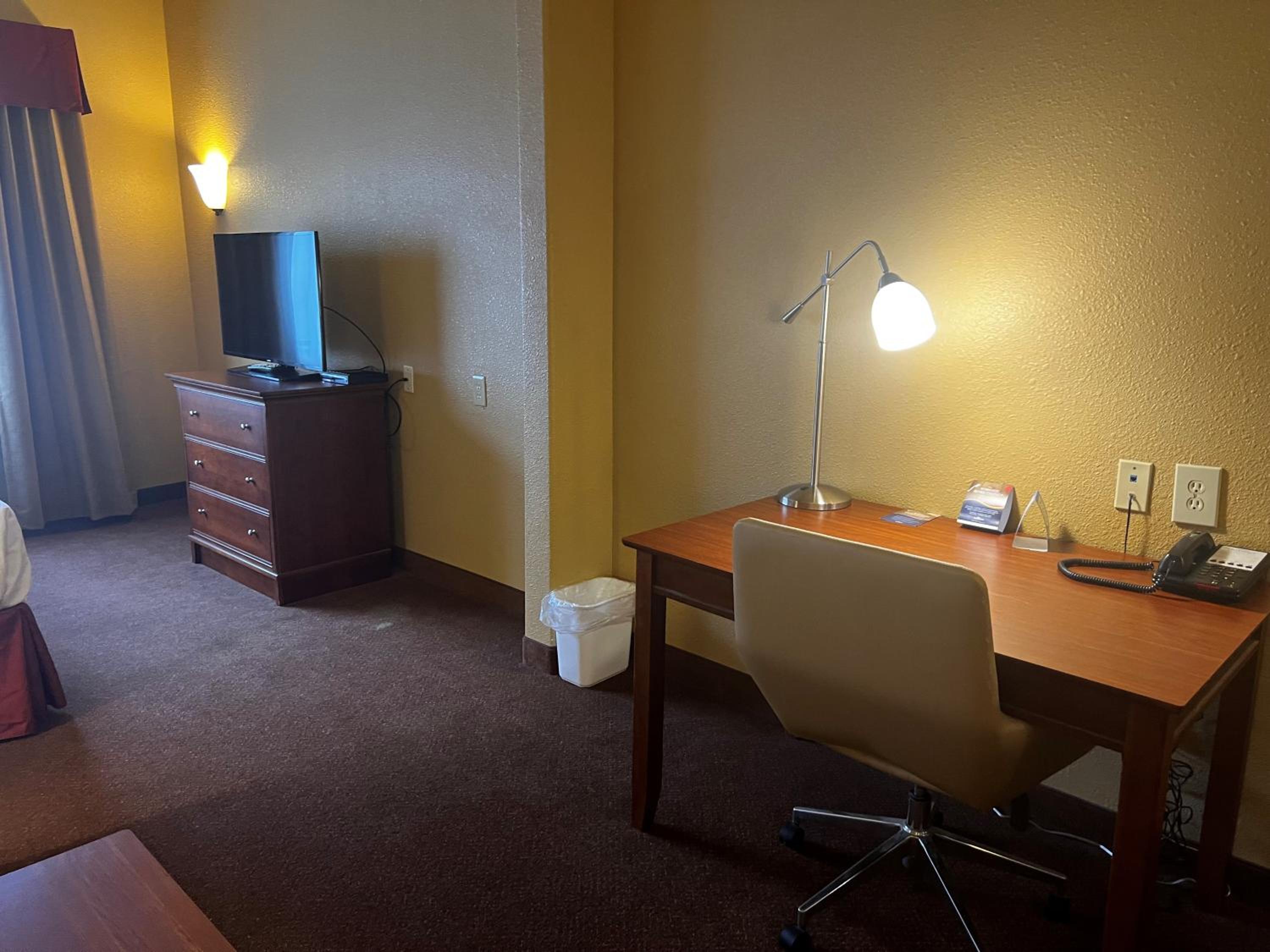 King Suite - Mobility/Hearing Accessible - Non-Smoking photo 3