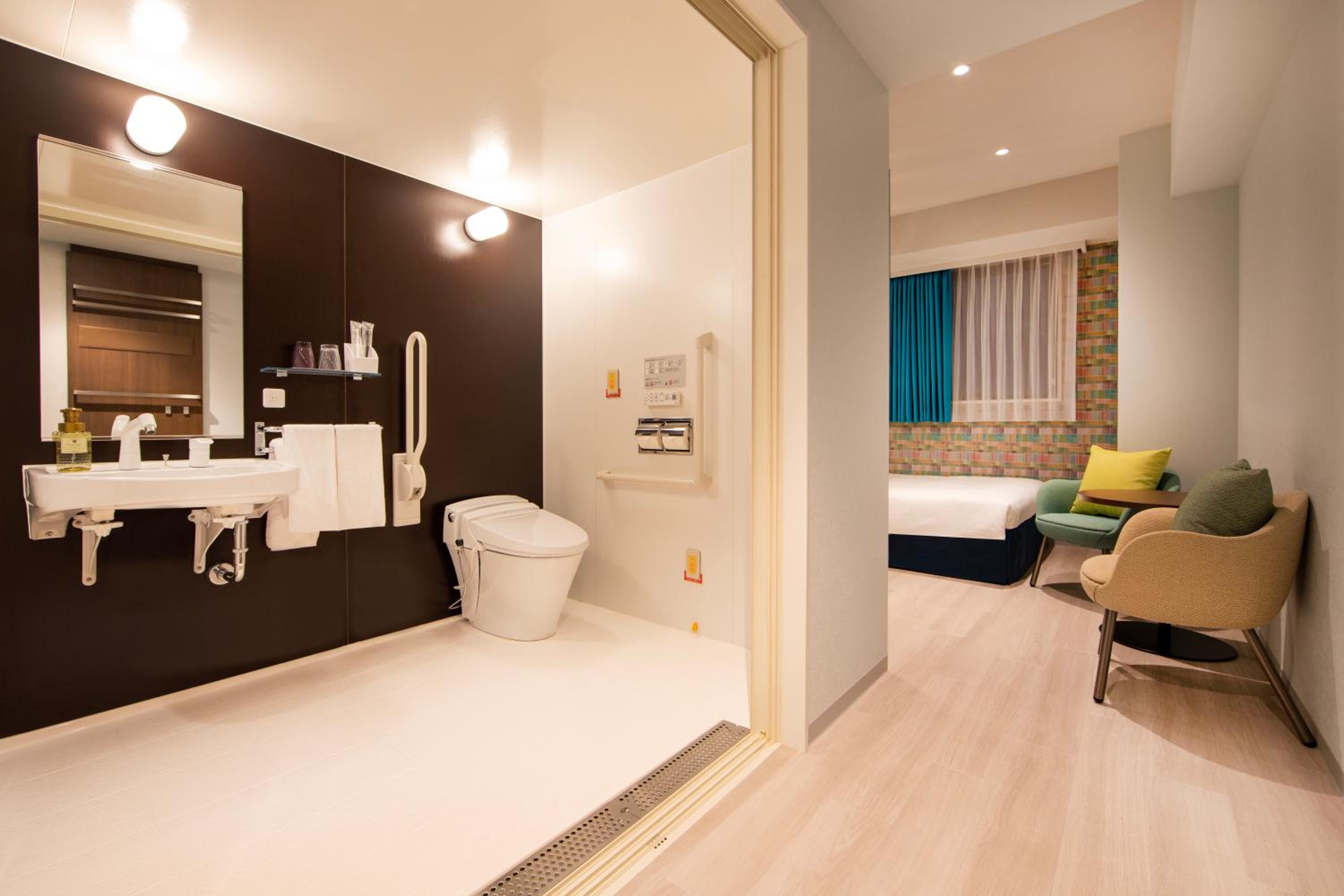 Standard Double Room thumbnail 5