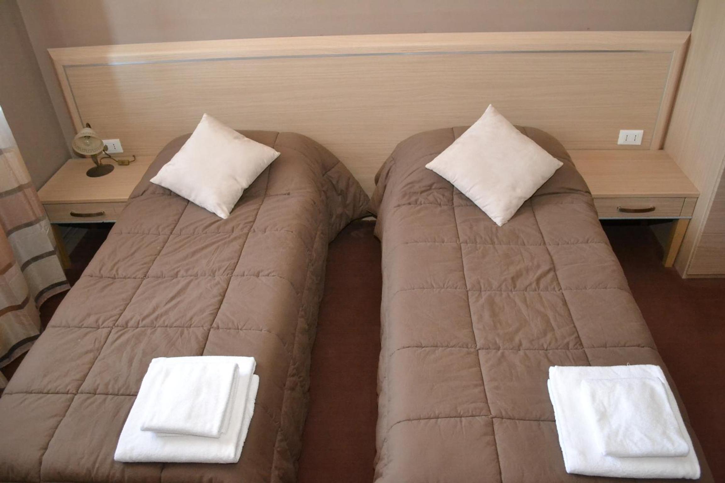 Twin Room with Private Bathroom - Photo 3