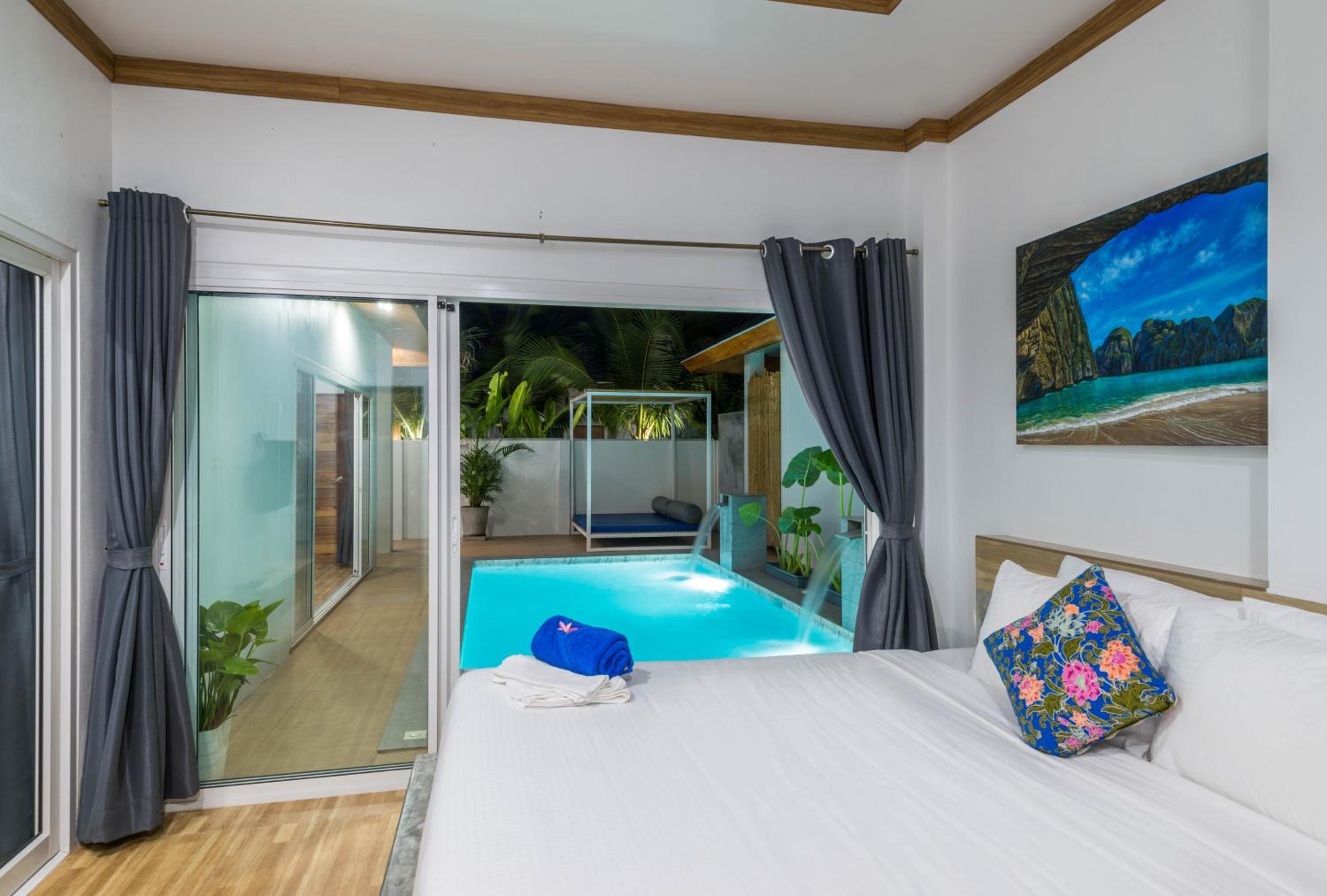 Villa with Private Pool - Photo 15