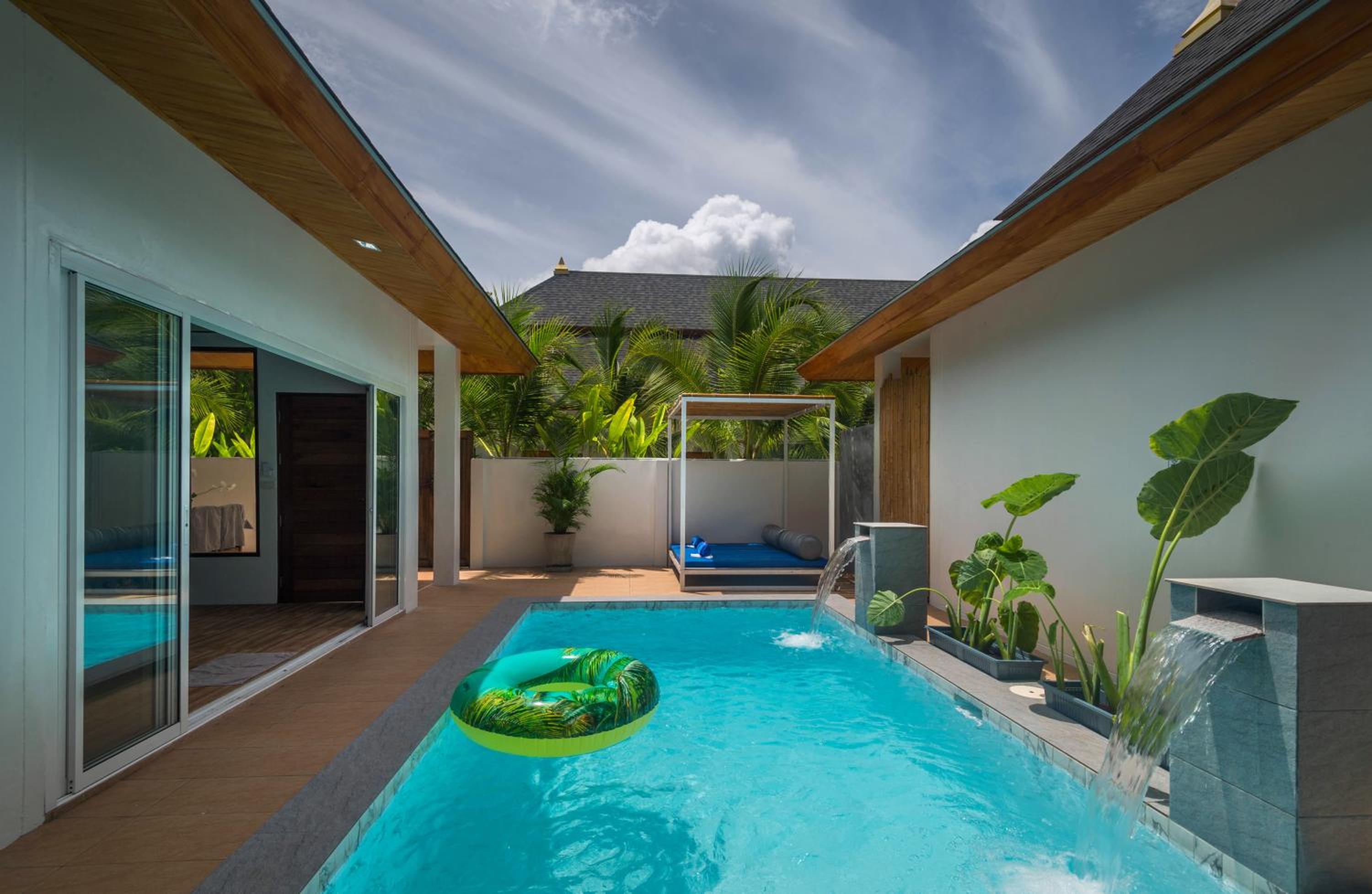 Villa with Private Pool - Photo 3