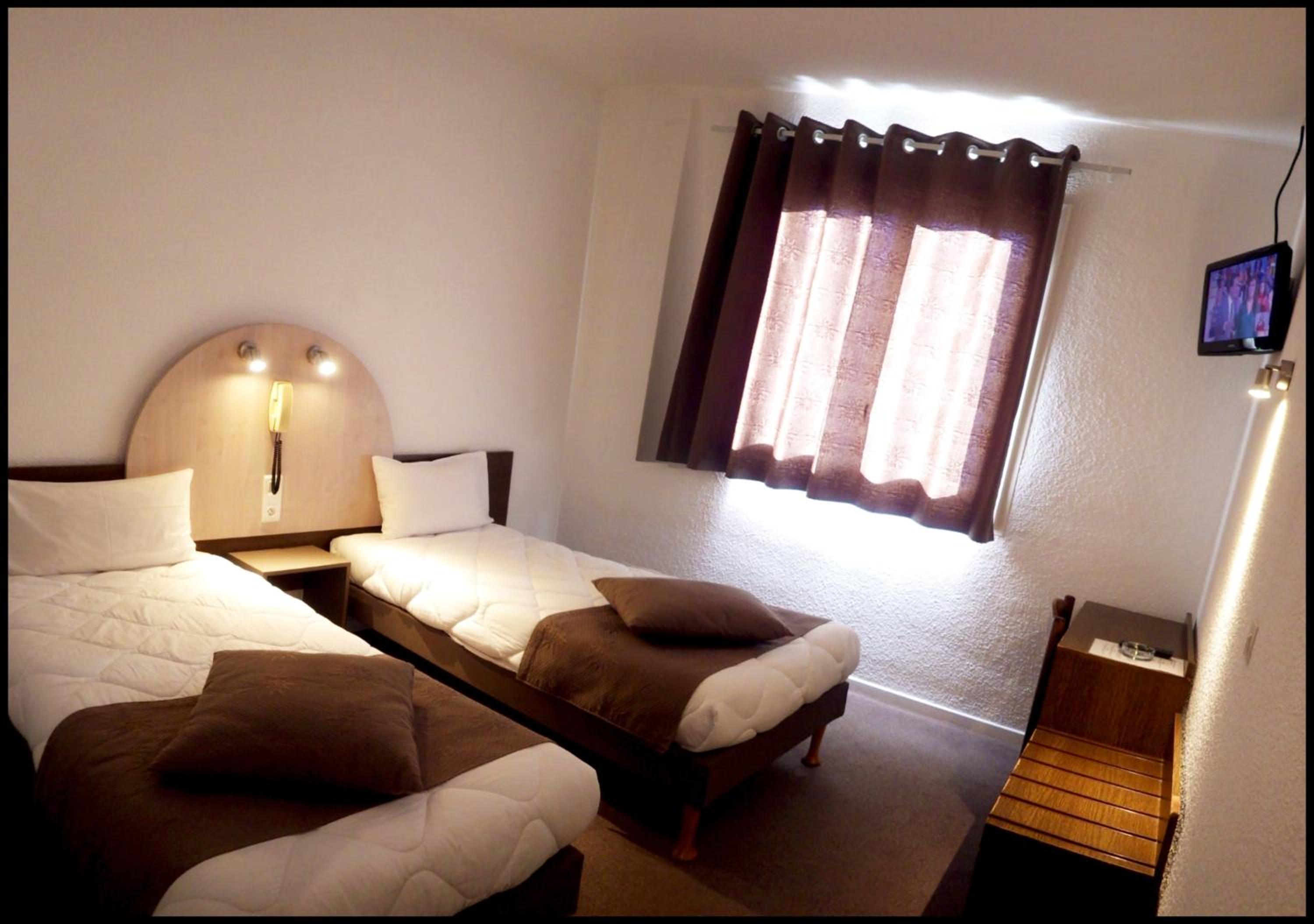 Twin Room with Patio View - Photo 7