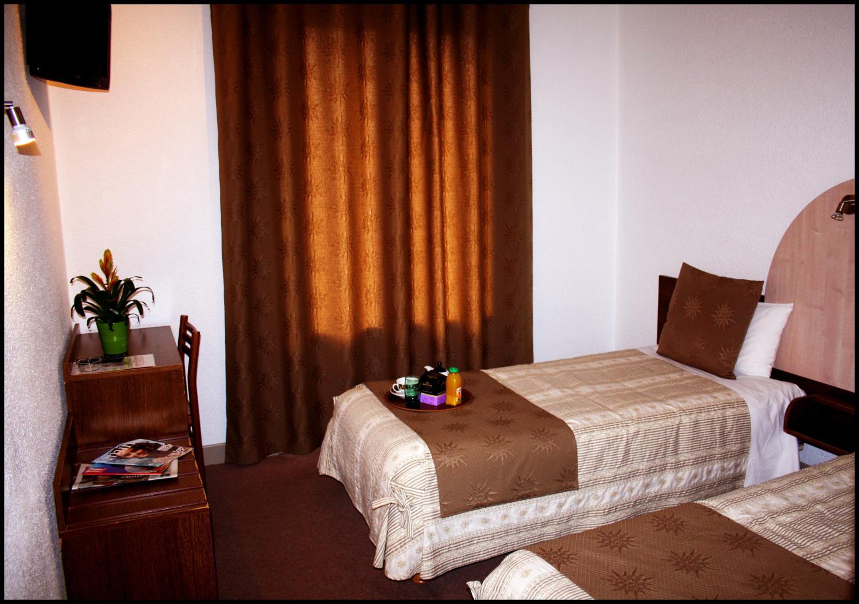 Twin Room with Patio View - Photo 6