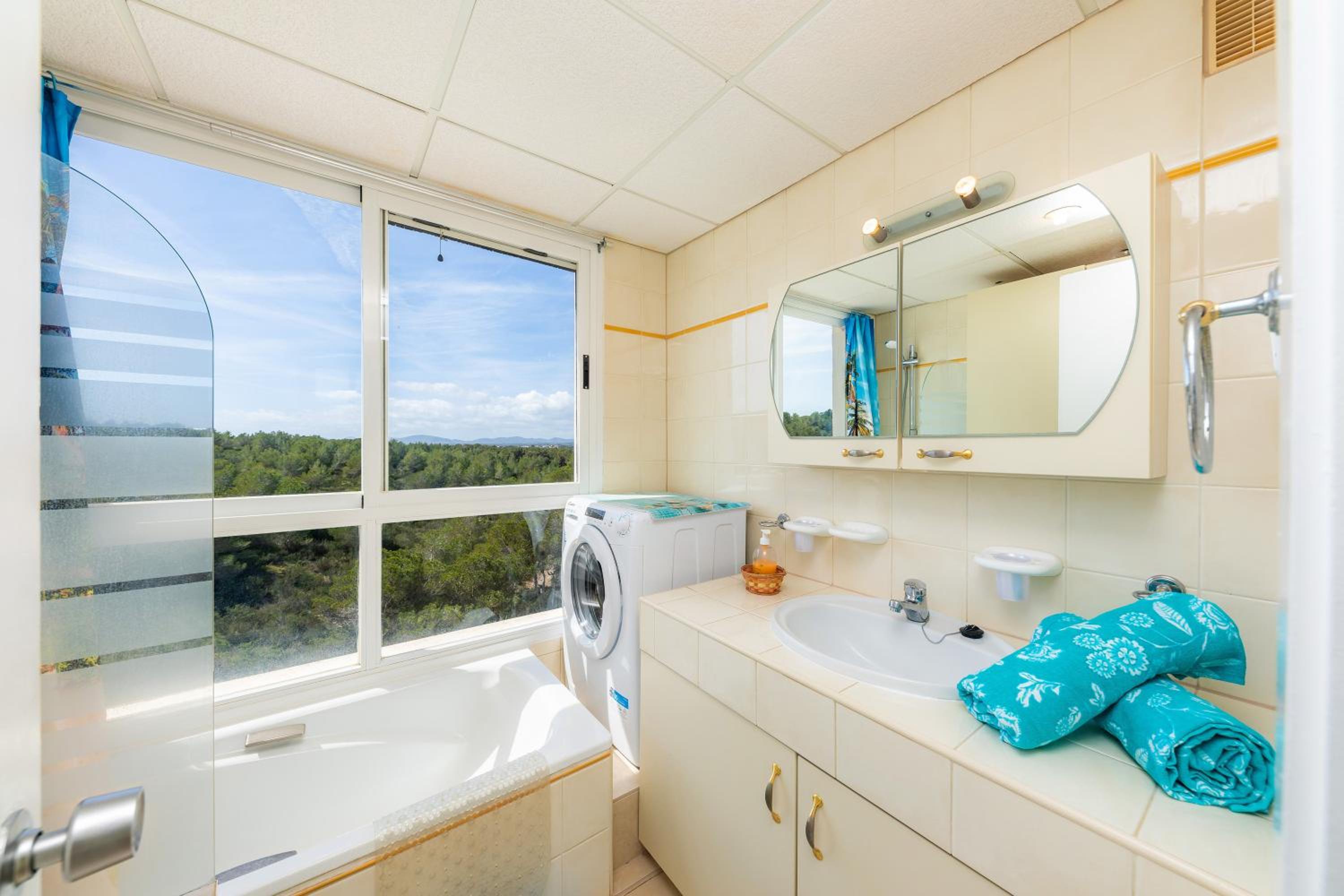 Two-Bedroom Deluxe Apartment with Ocean View photo 2