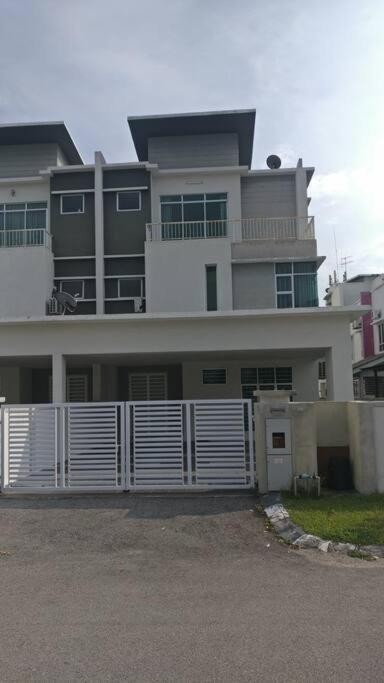 Five-Bedroom House photo 3