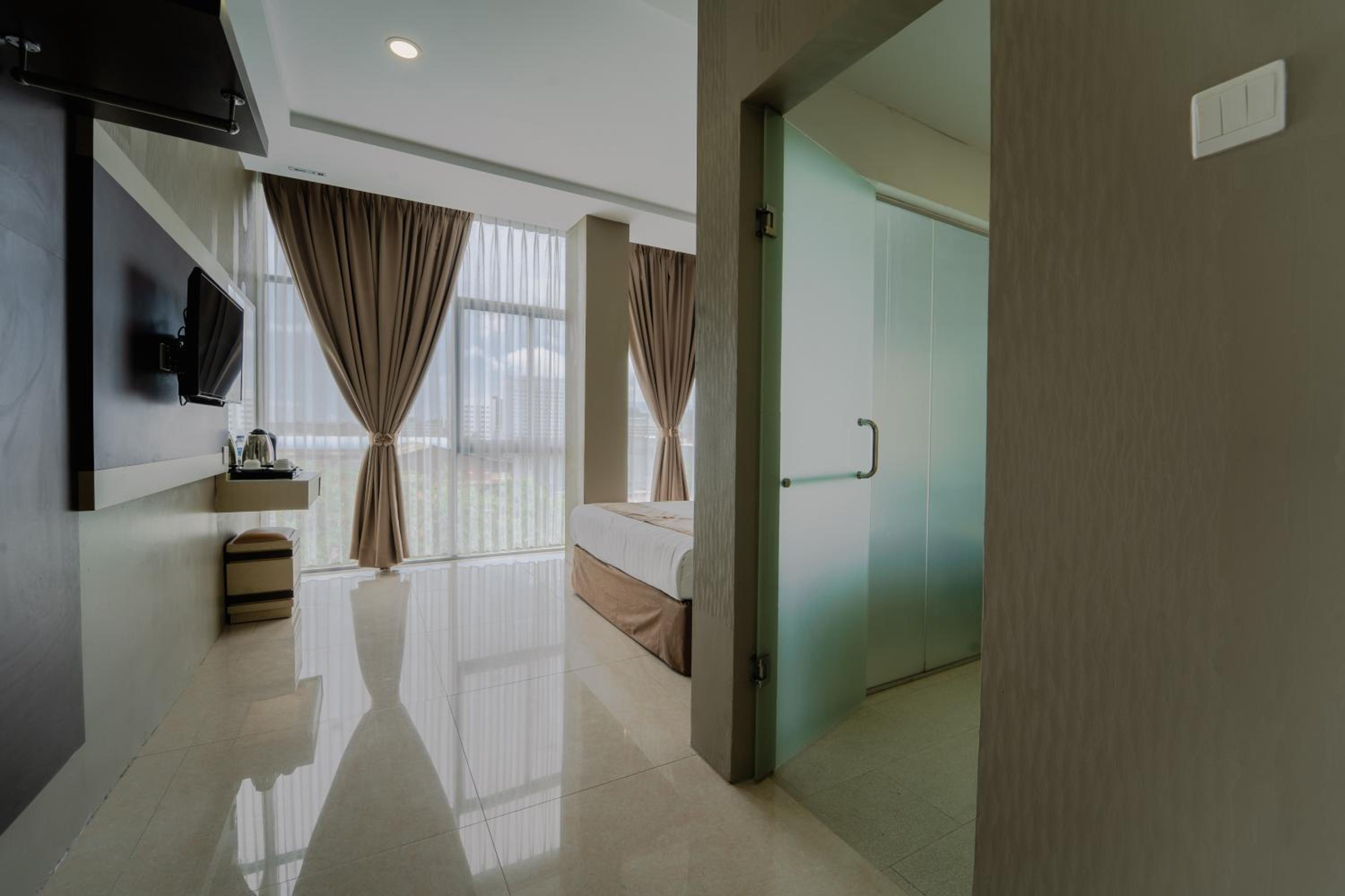 Deluxe Double Room (2 Adults + 1 Child) photo 3