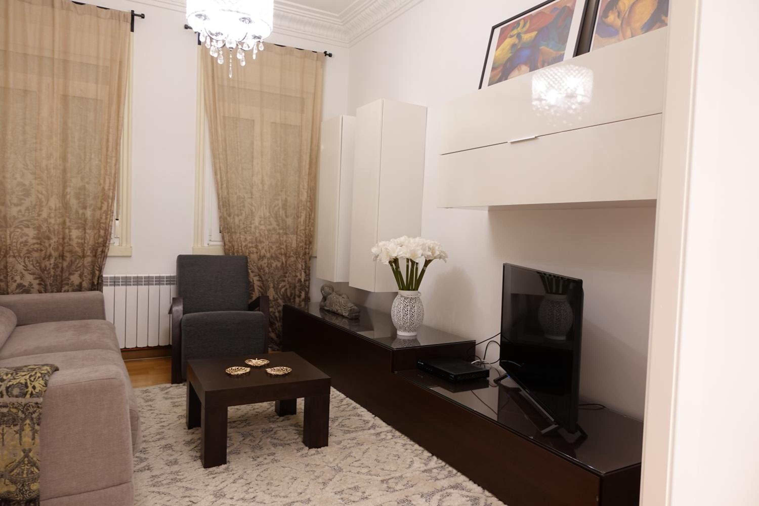 Three-Bedroom Apartment (6 Adults) - Photo 17
