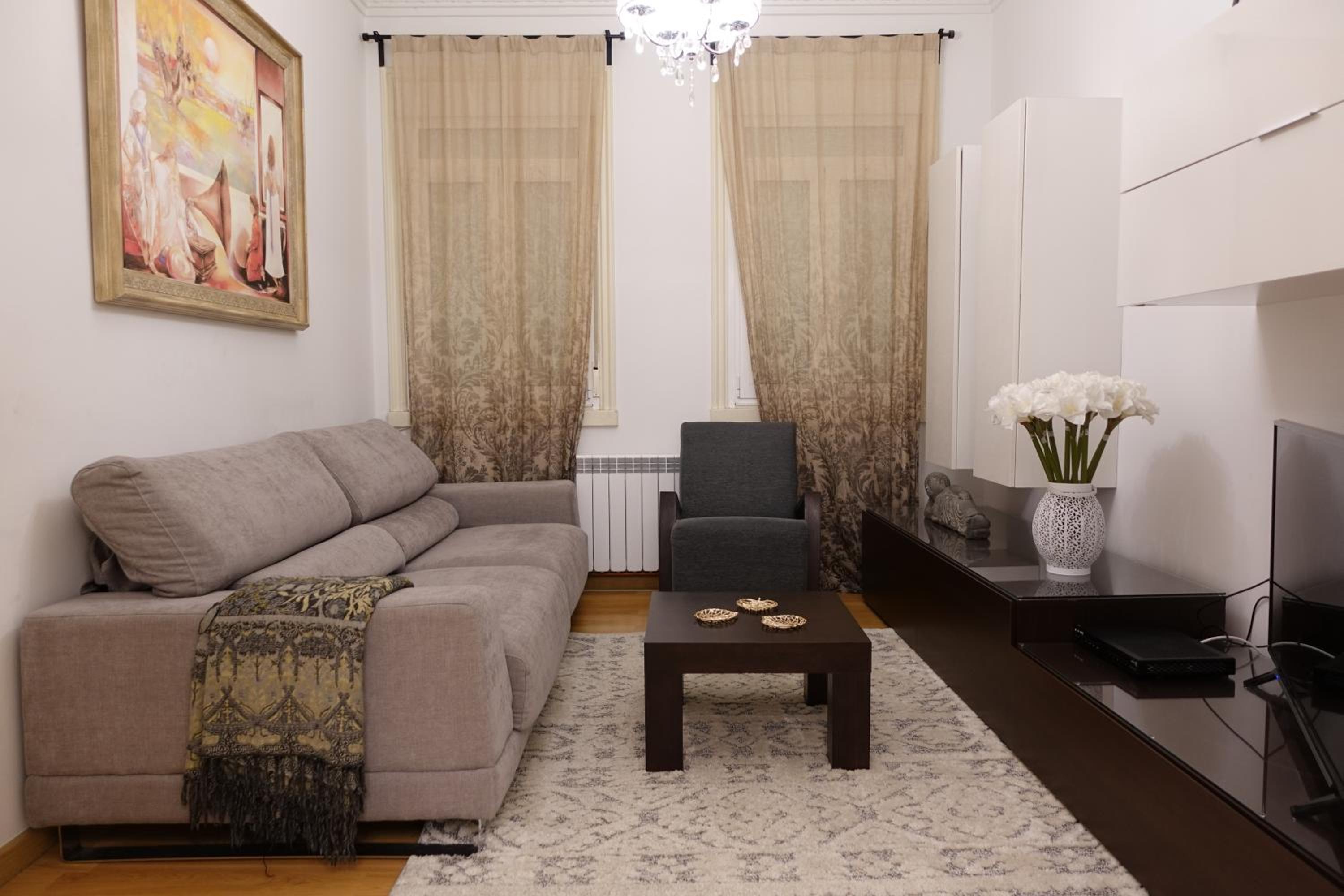 Three-Bedroom Apartment (6 Adults) - Photo 18