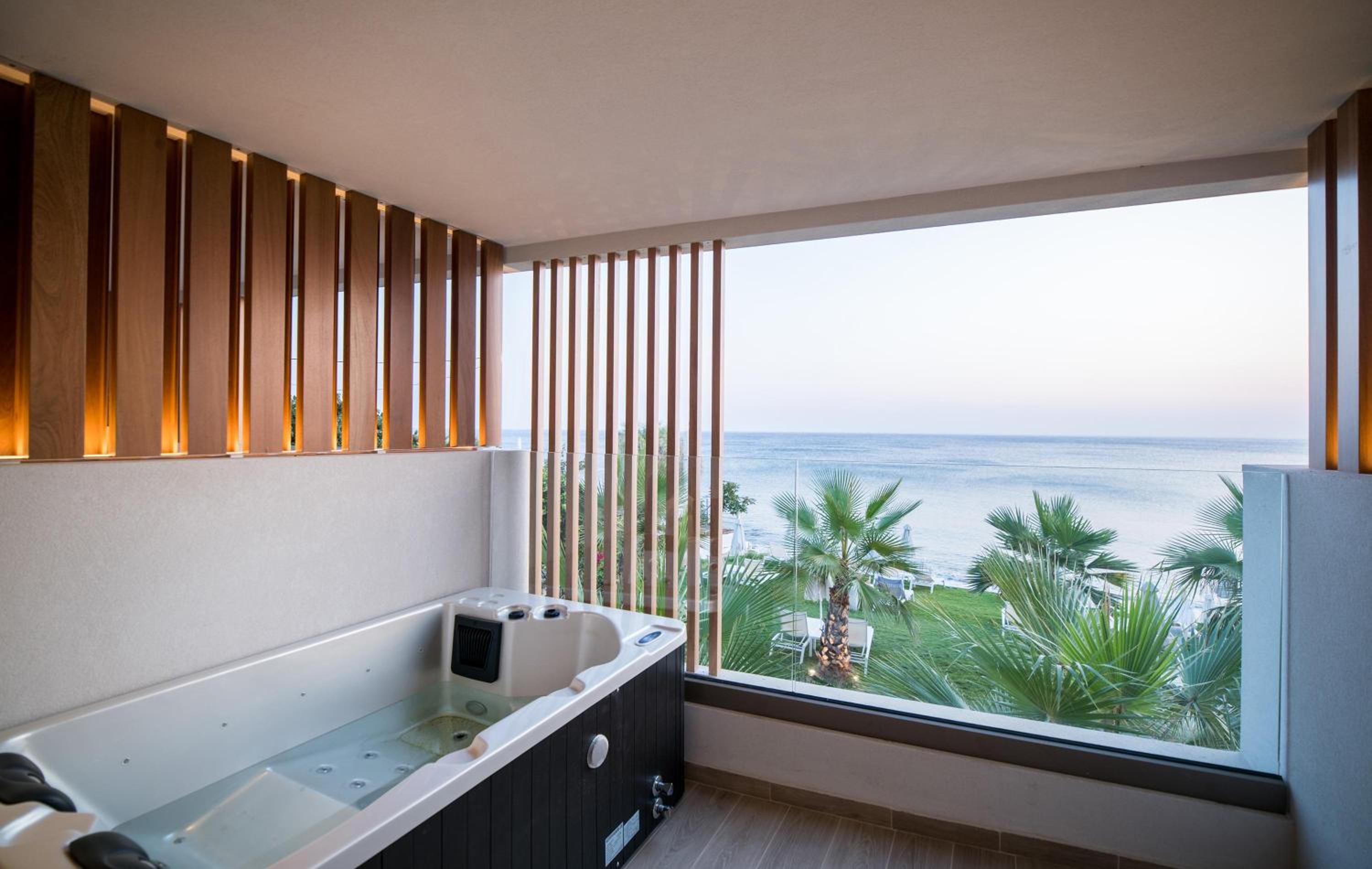 Dazzling Blue Sea View Outdoor Hot Tub photo 3