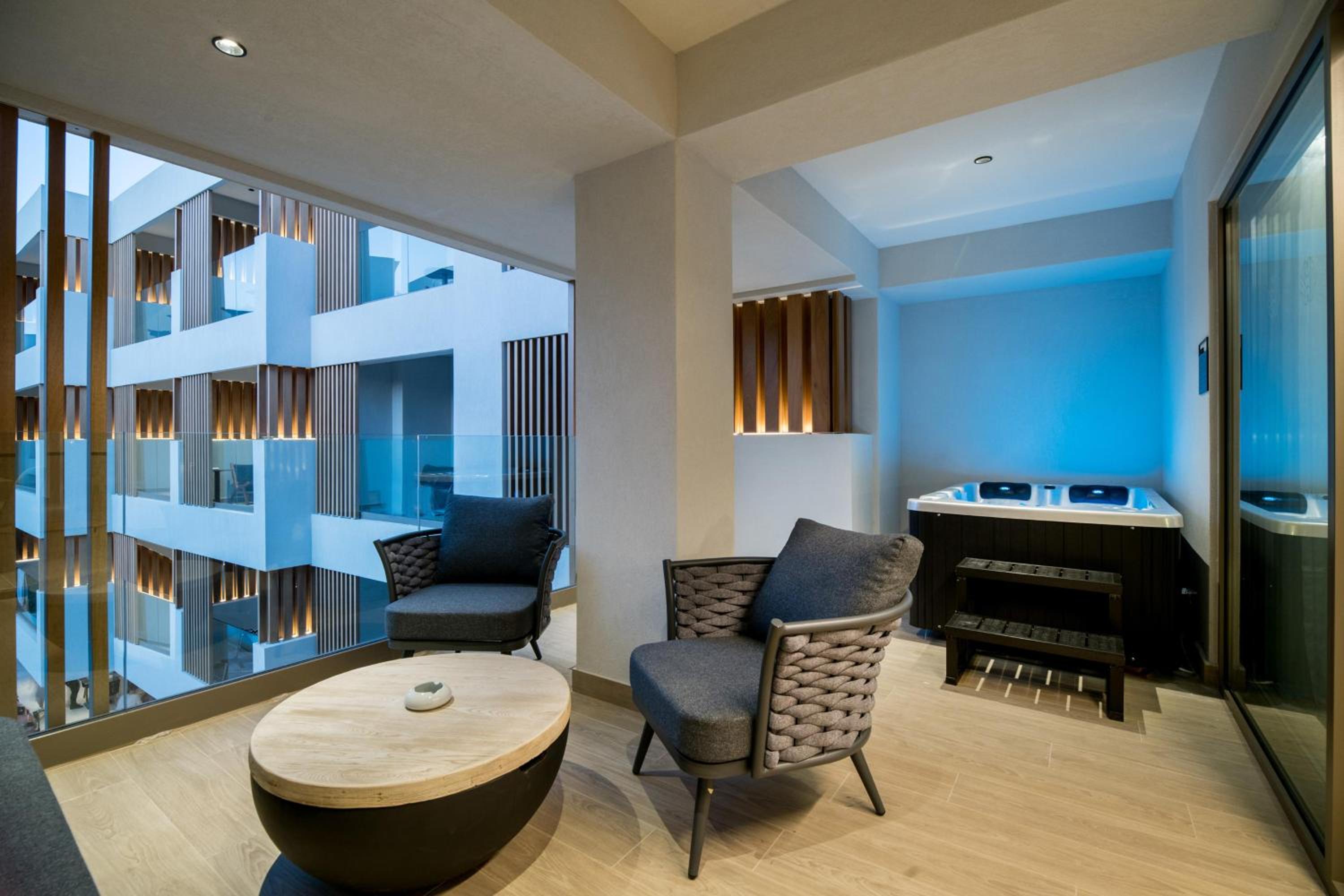 Azure Junior Suite Outdoor Hot Tub photo 3
