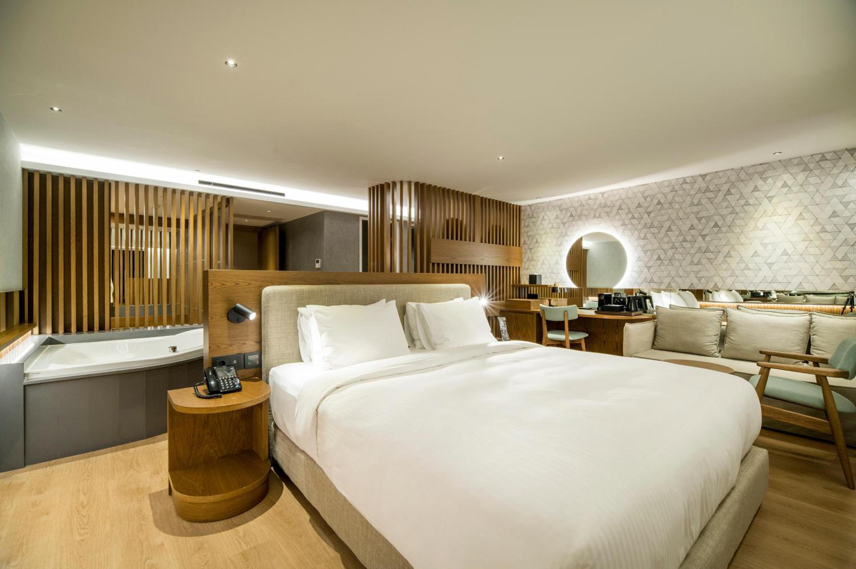 Dazzling Junior Suite Outdoor Hot Tub
