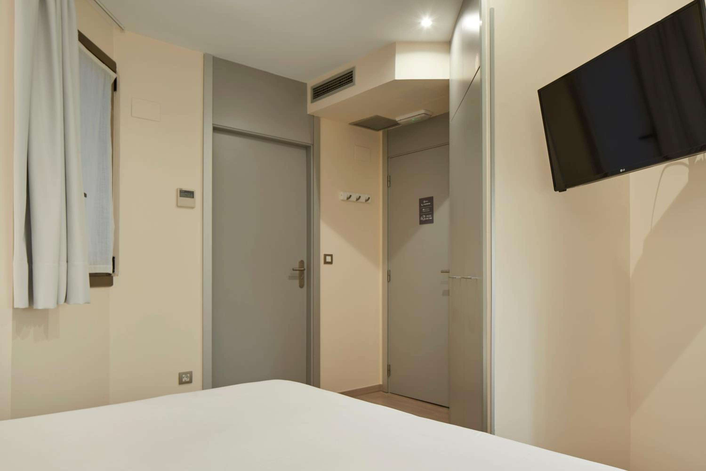 Interior Double or Twin Room photo 3