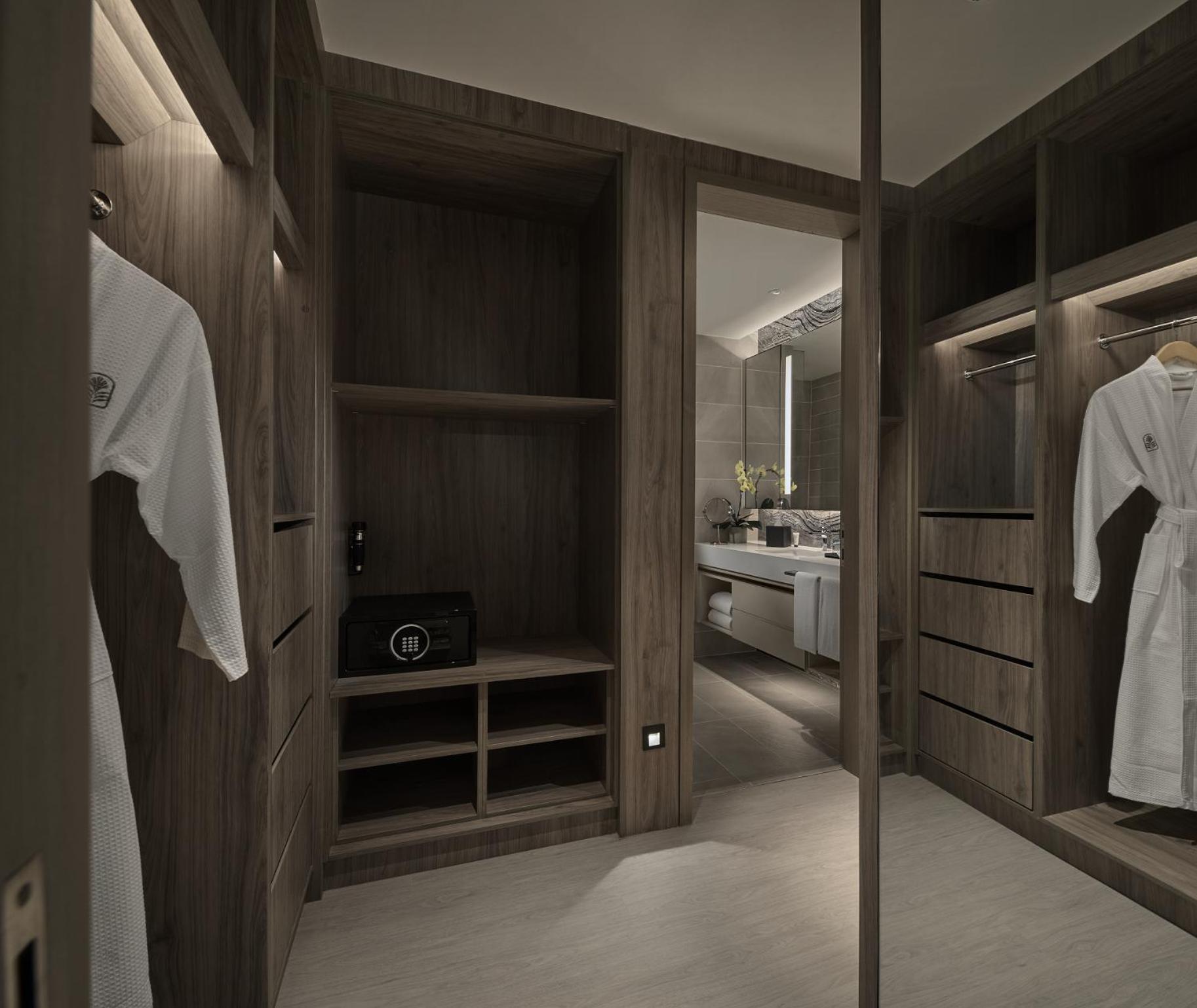 One Bedroom Premier Suite Twin photo 2