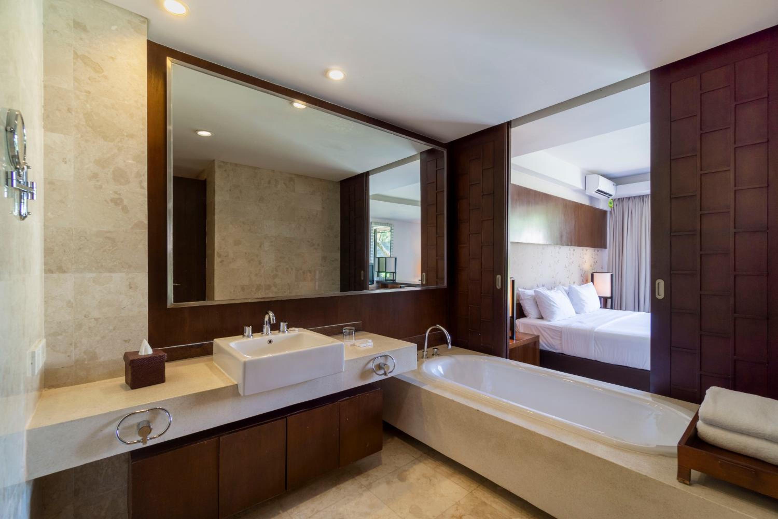 One-Bedroom Suite - Photo 6
