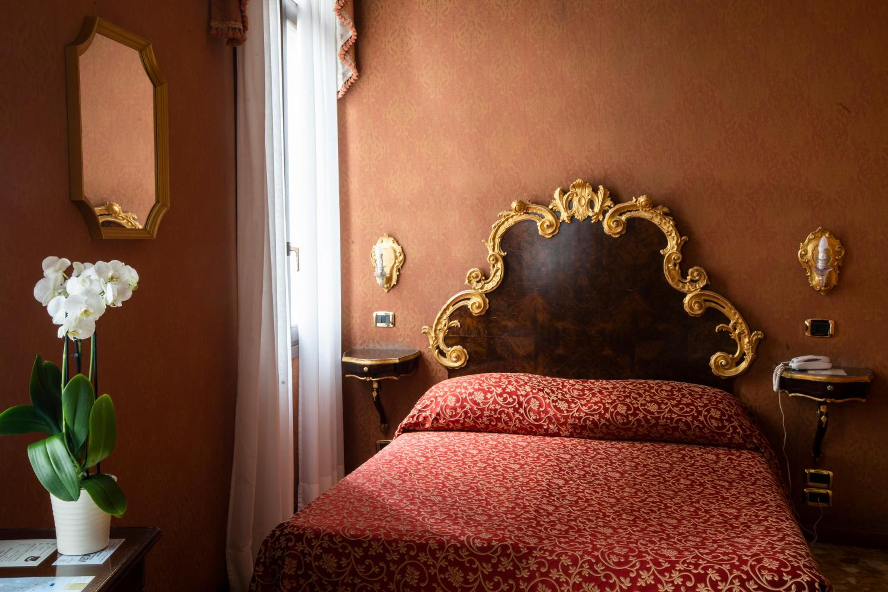 Luxury Double Room with Canal View photo 3
