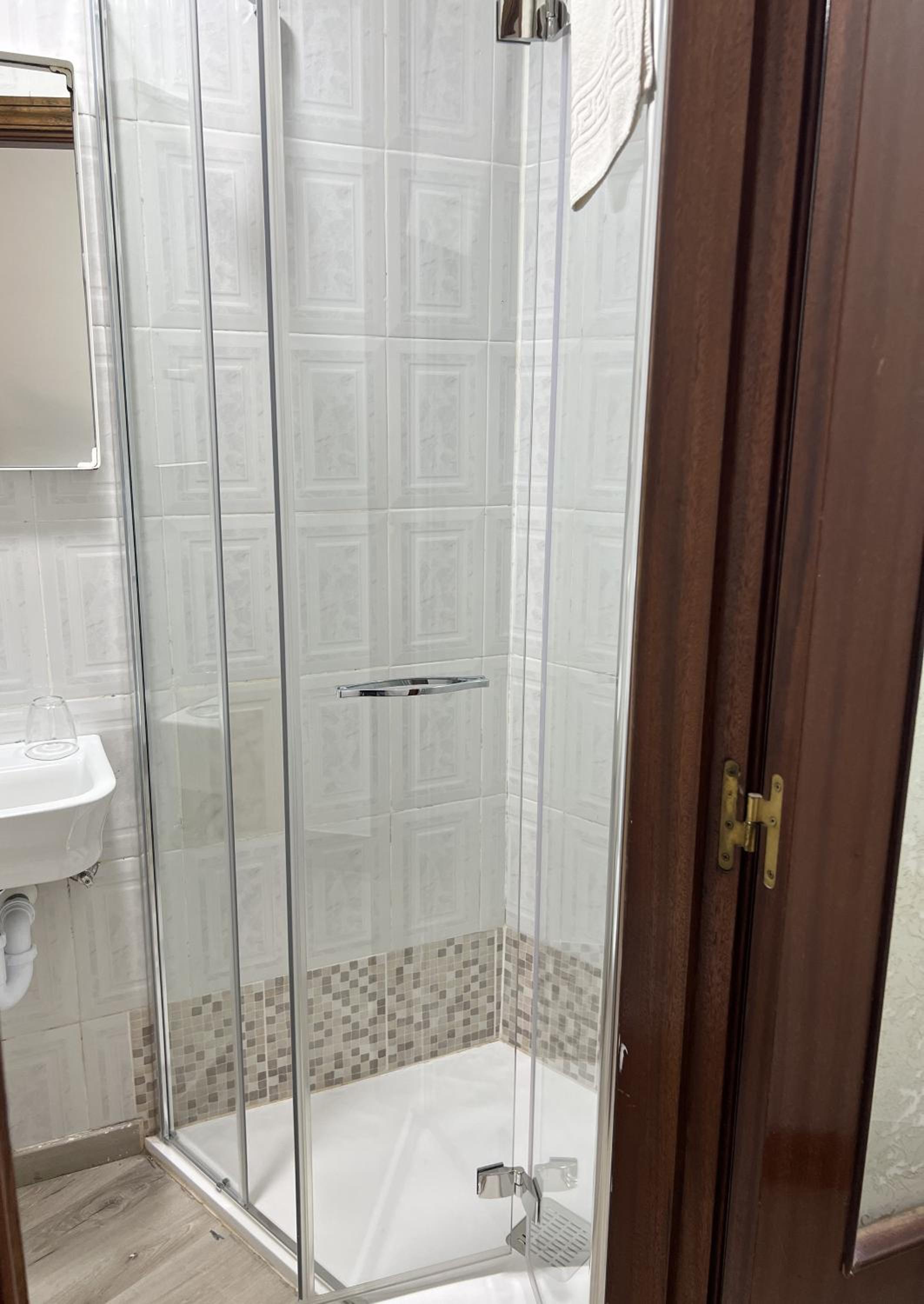 Twin Room - Photo 17