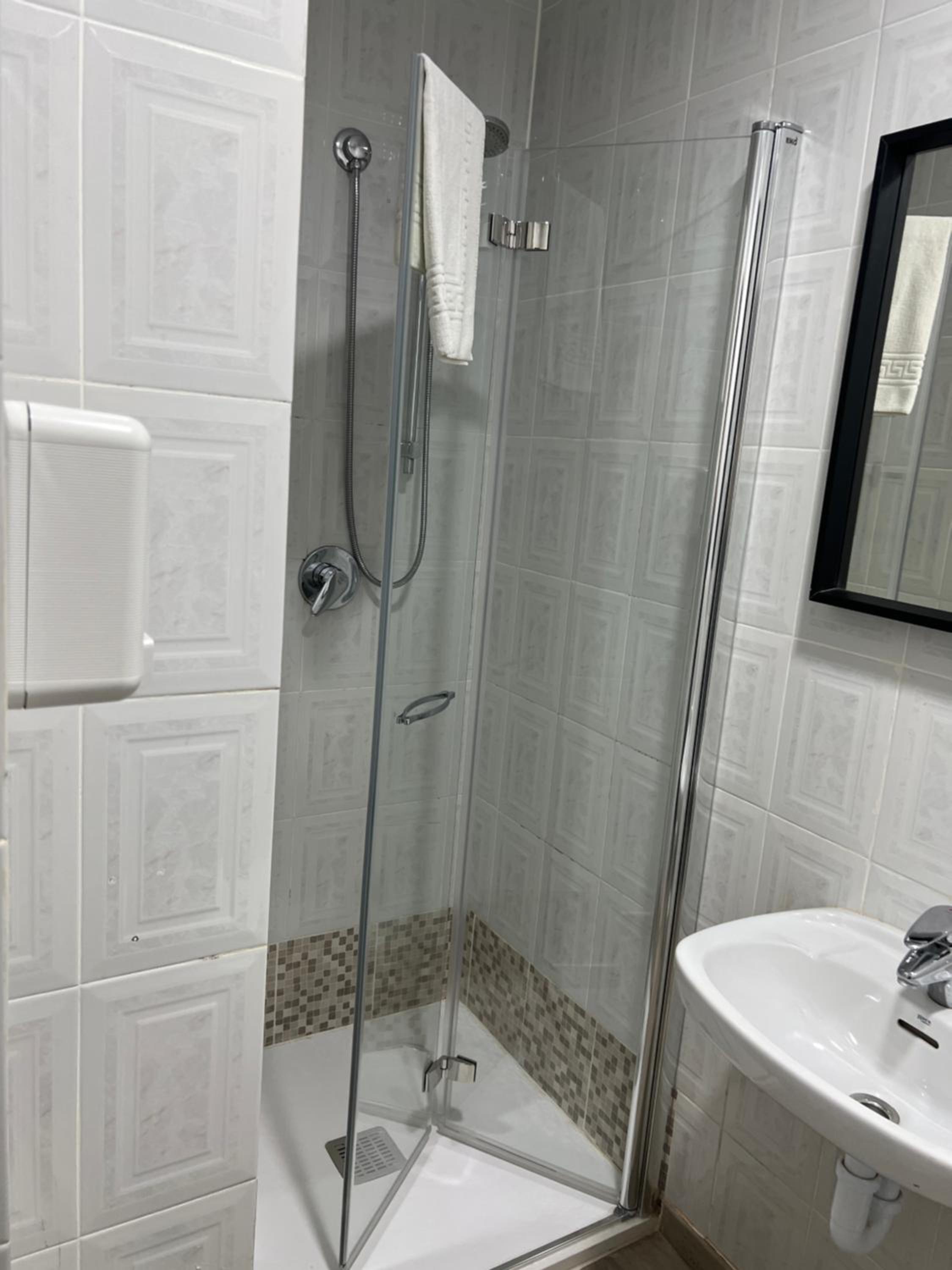 Twin Room - Photo 18
