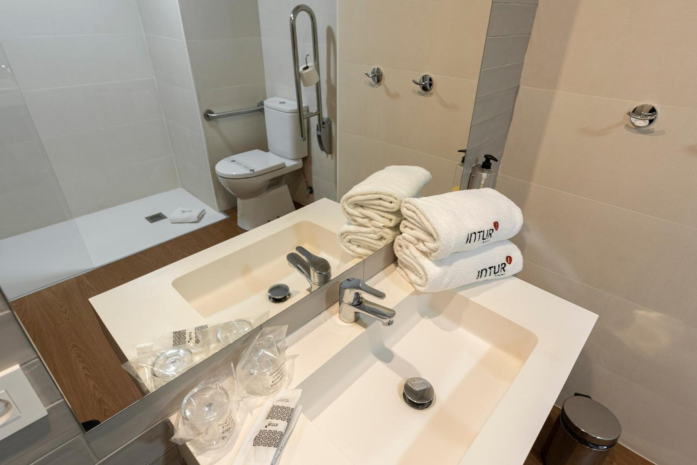 Double or Twin Room - Photo 2