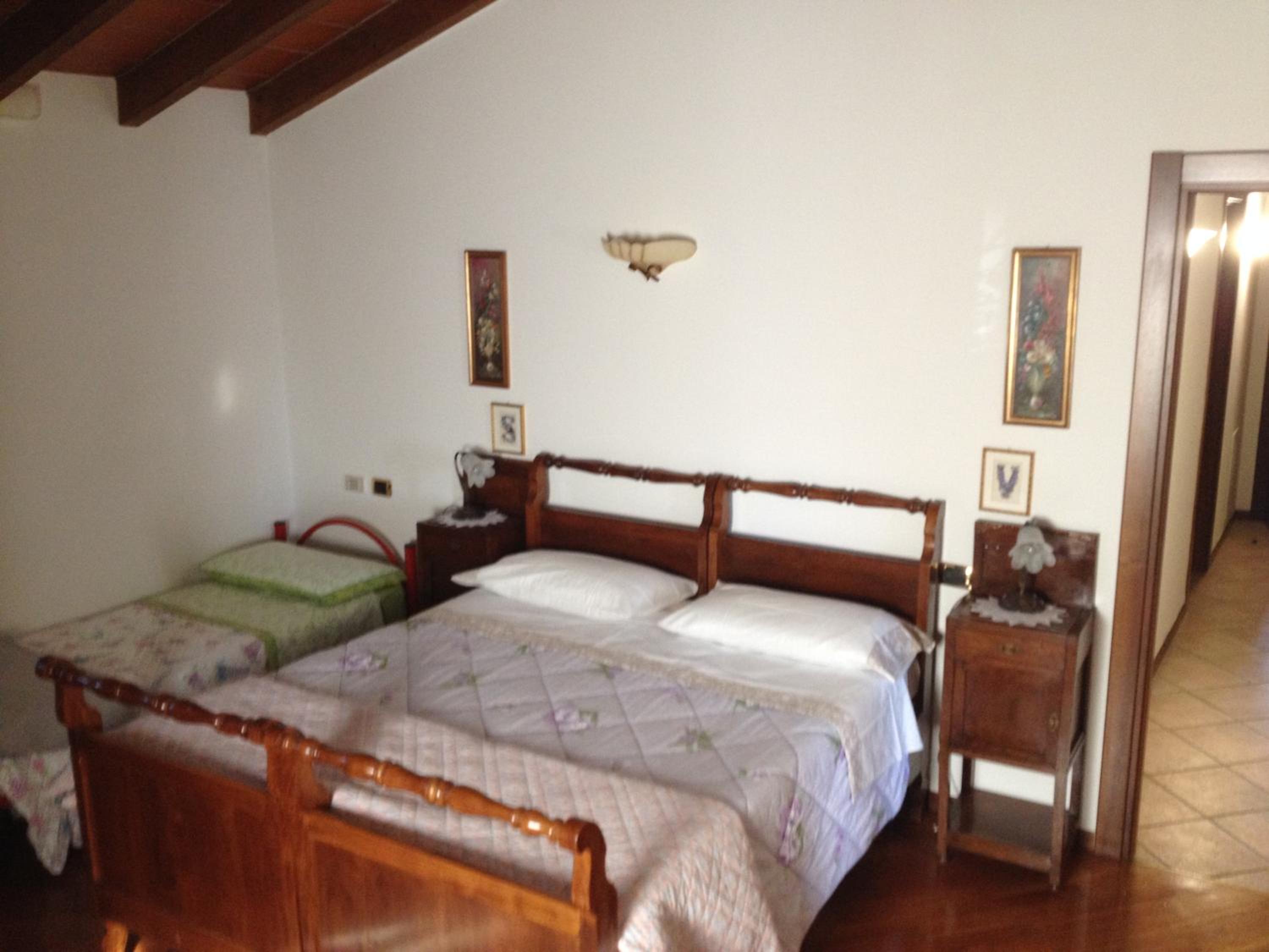 Deluxe Room (2 Adults + 1 Child) - Photo 1