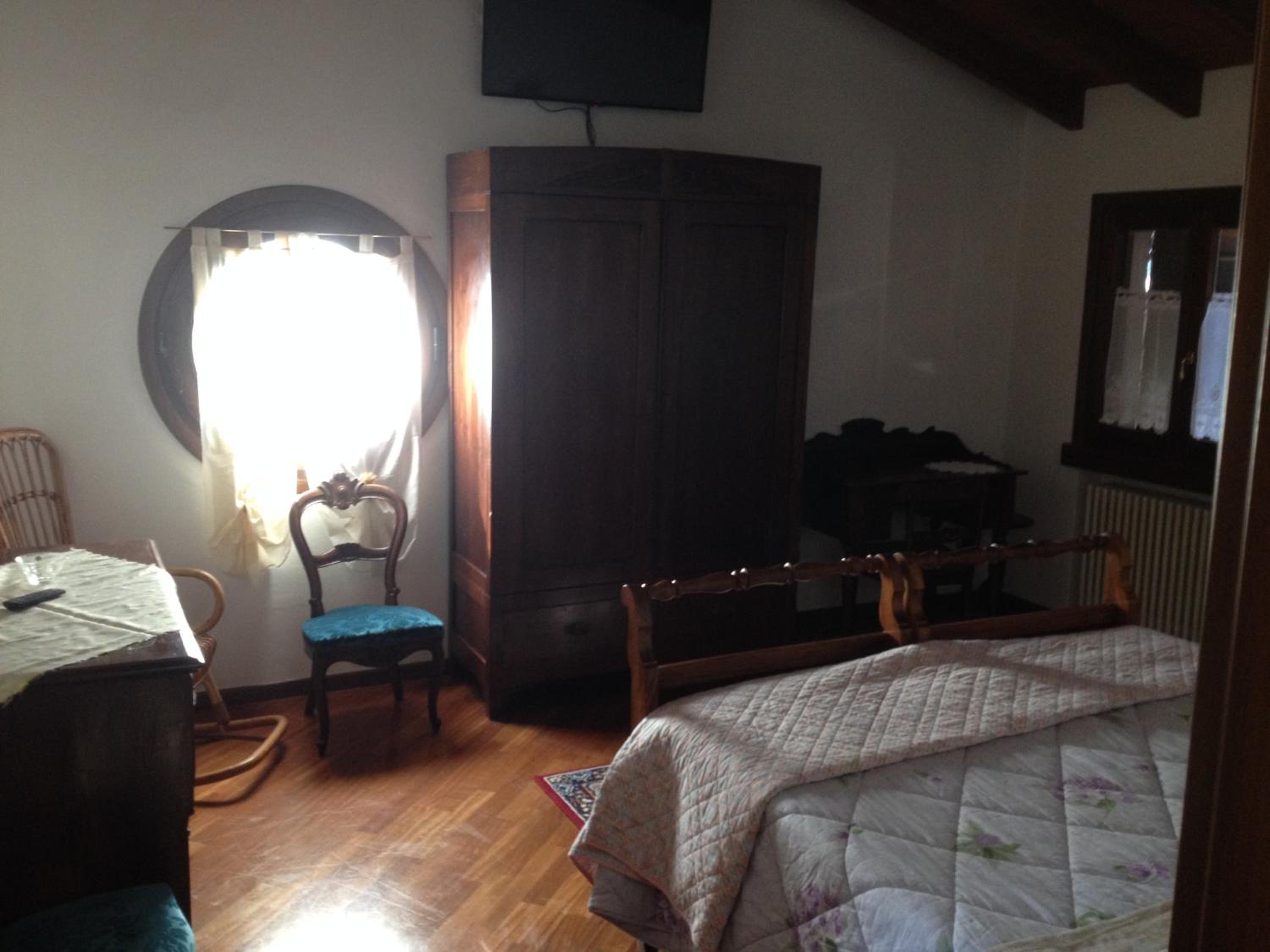 Deluxe Room (2 Adults + 1 Child) - Photo 3