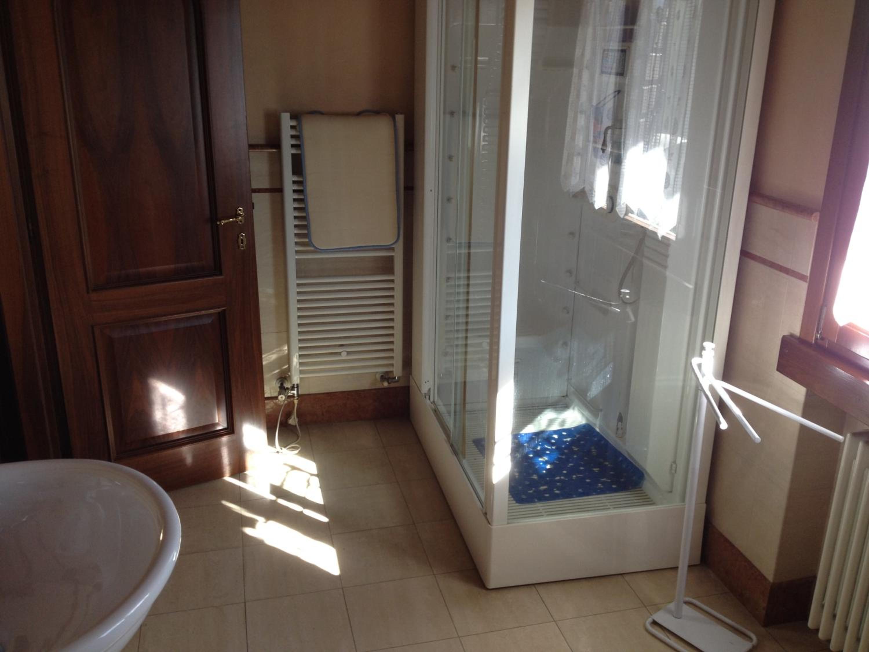 Deluxe Room (2 Adults + 1 Child) - Photo 4