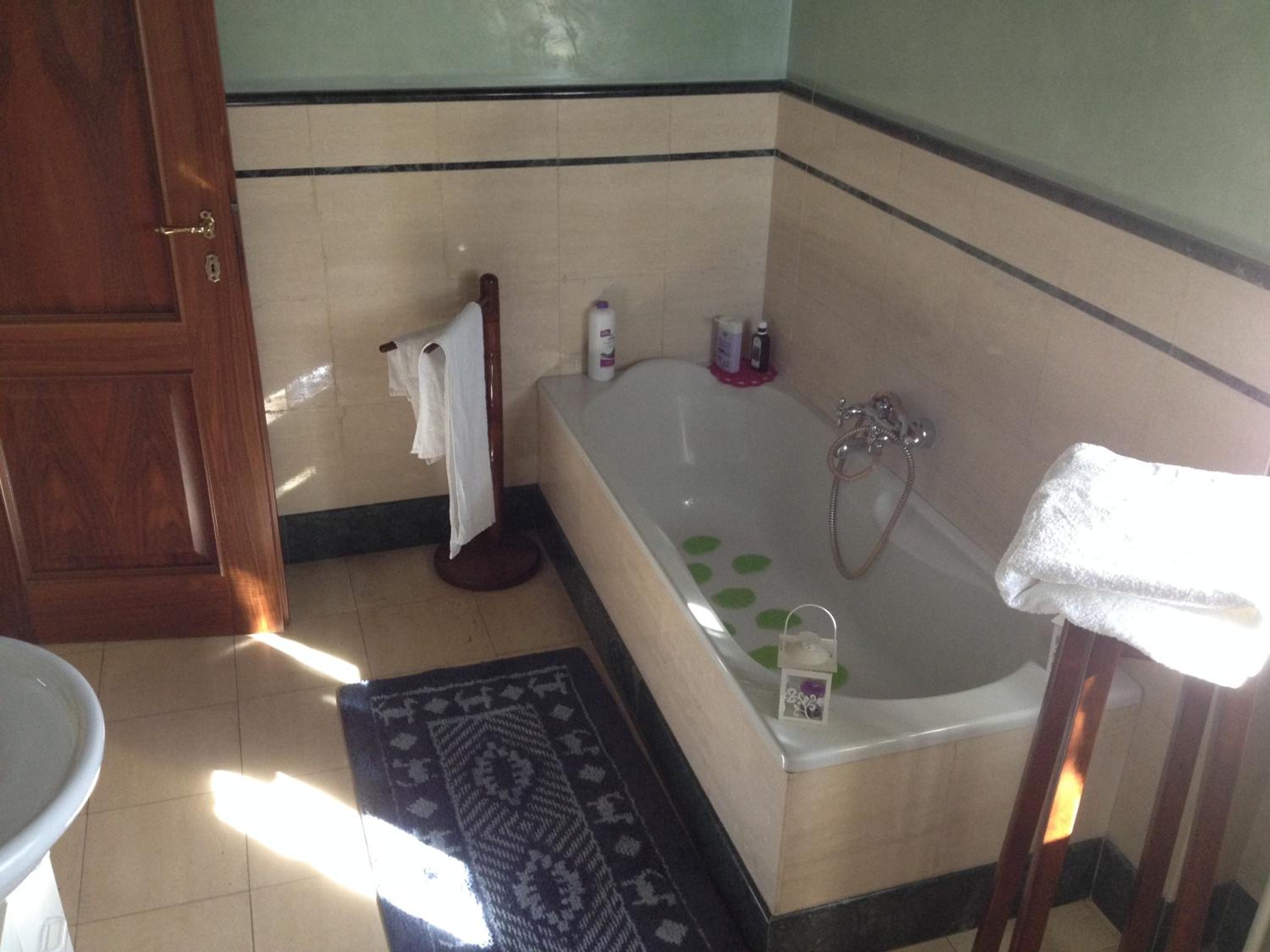 Double Room with Private Bathroom - Photo 2