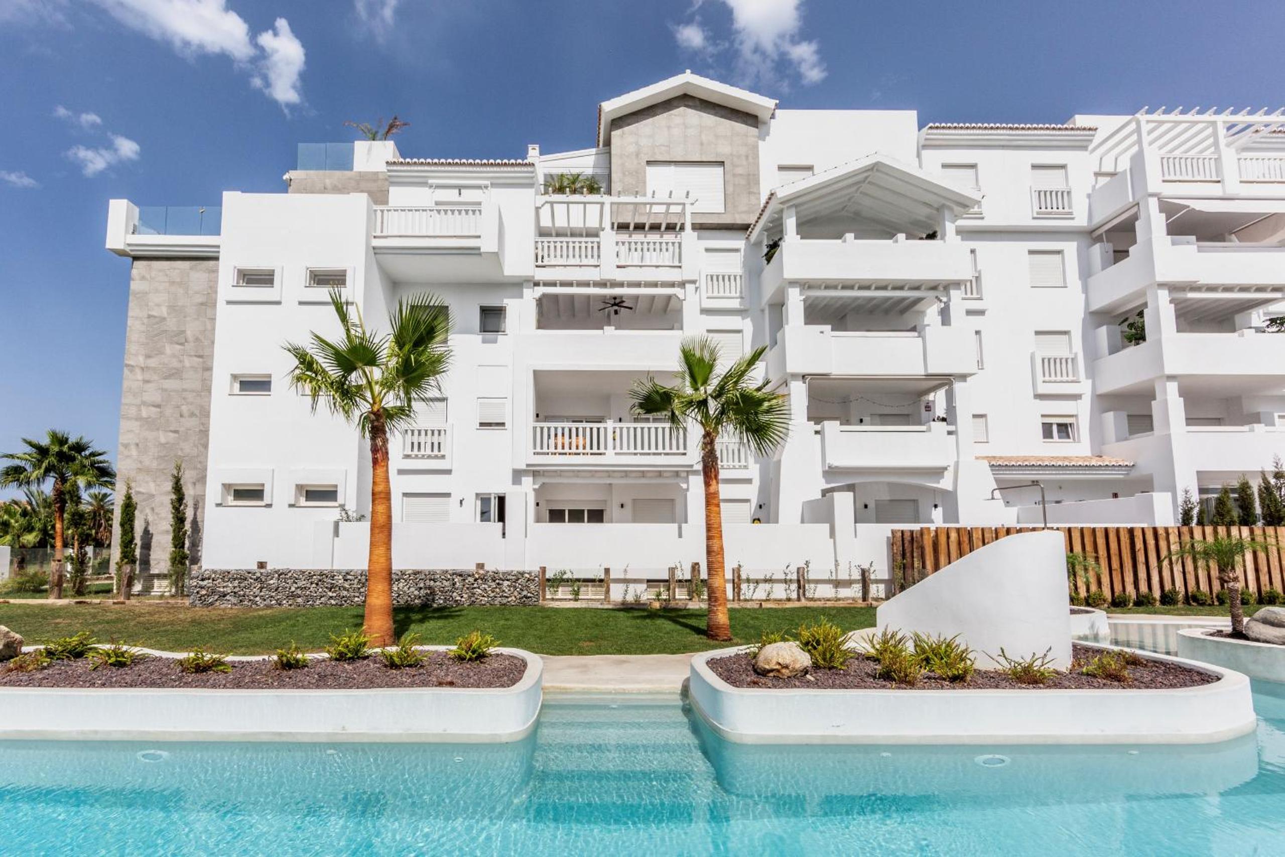 Luxury Apartment With Pool View And Golf - Photo 19