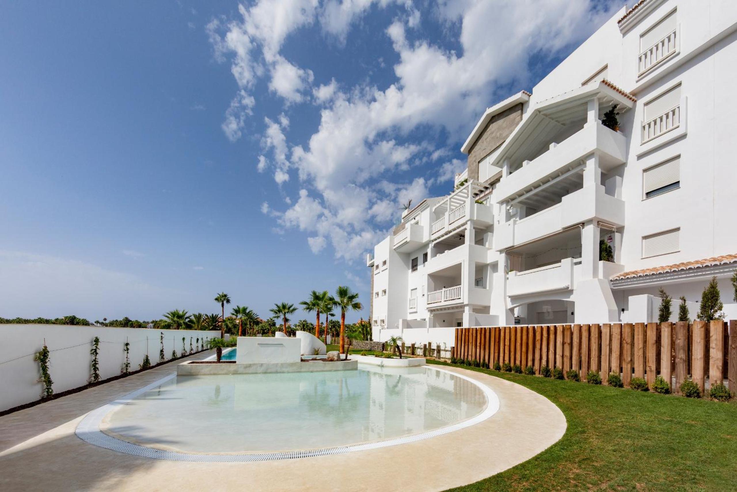 Luxury Apartment With Pool View And Golf - Photo 16