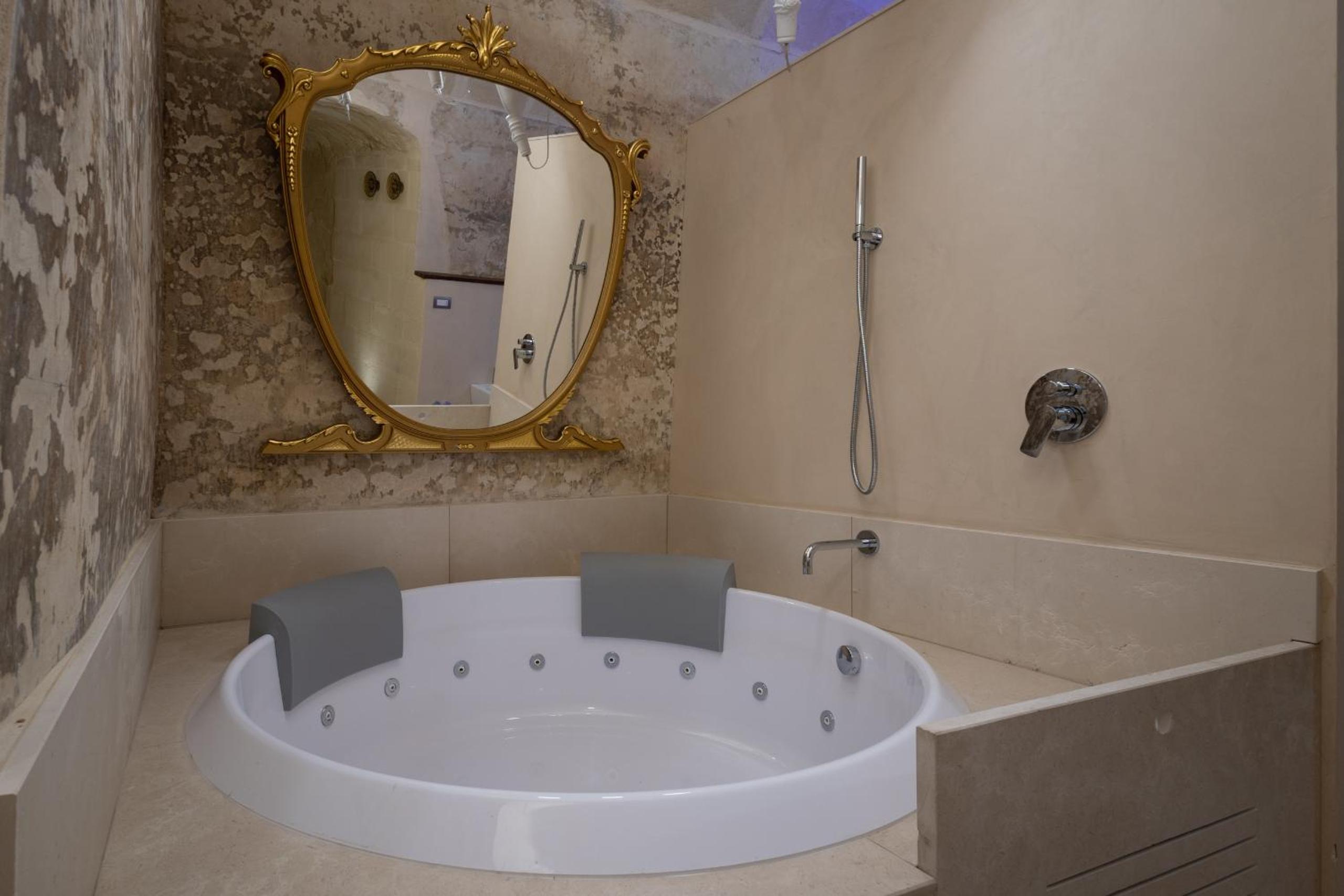 King Room with Spa Bath - Photo 10