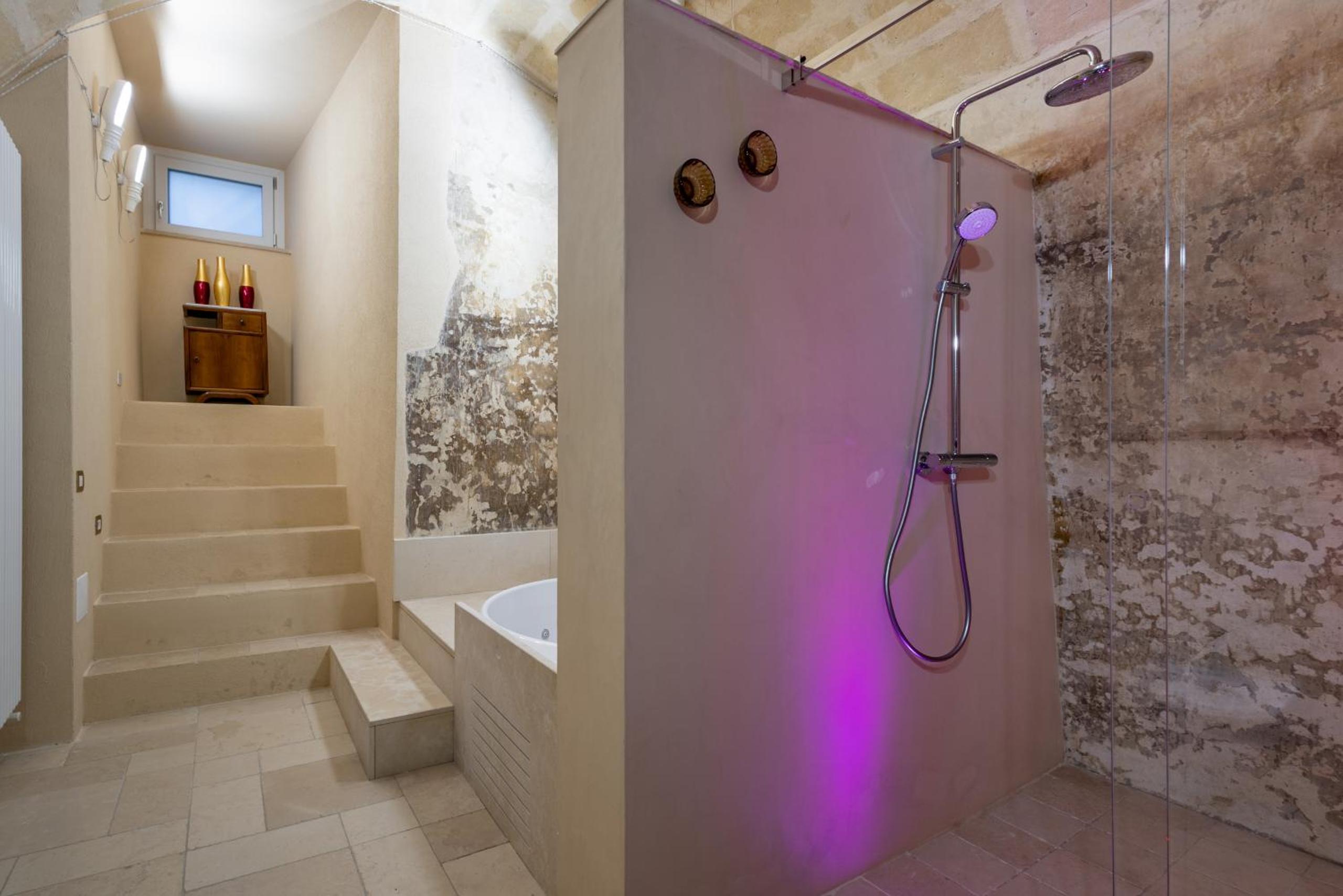 King Room with Spa Bath - Photo 13