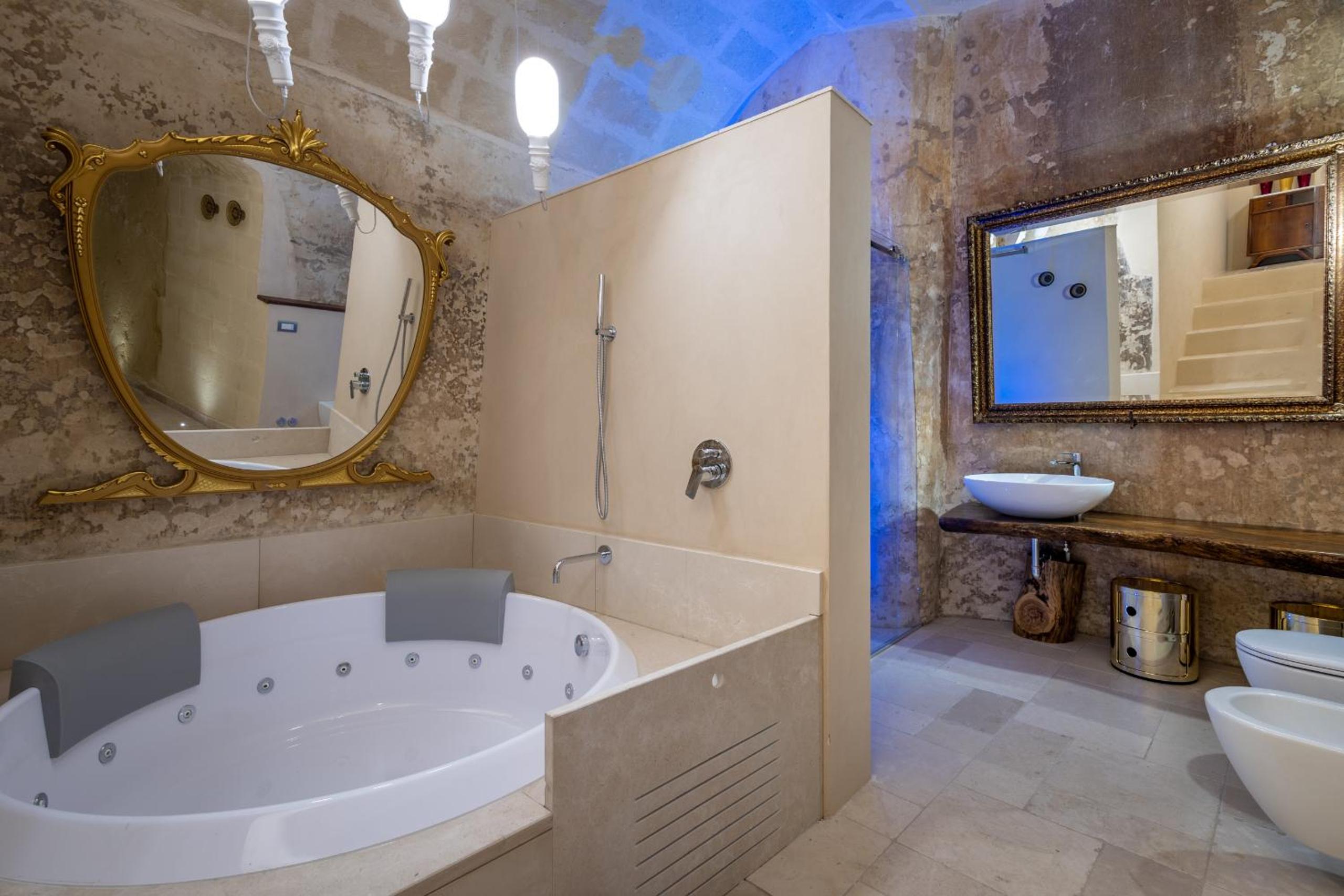 King Room with Spa Bath - Photo 22