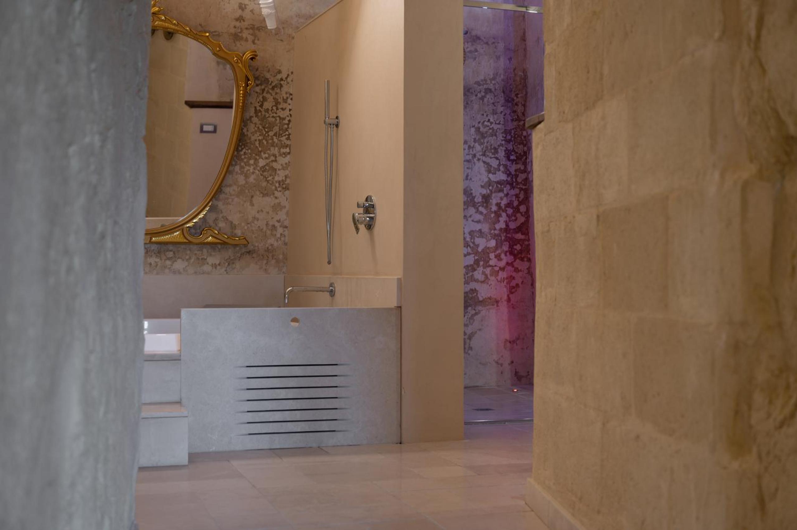 King Room with Spa Bath - Photo 20