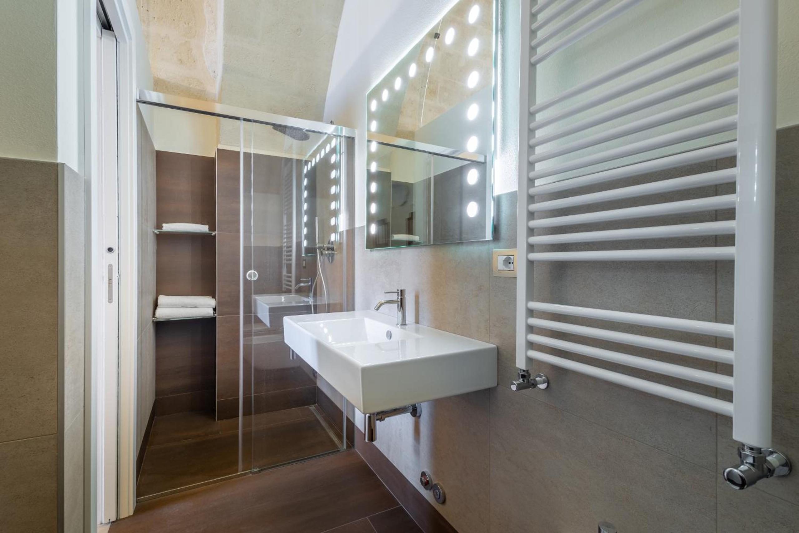 Double Room with Private Bathroom - Photo 7