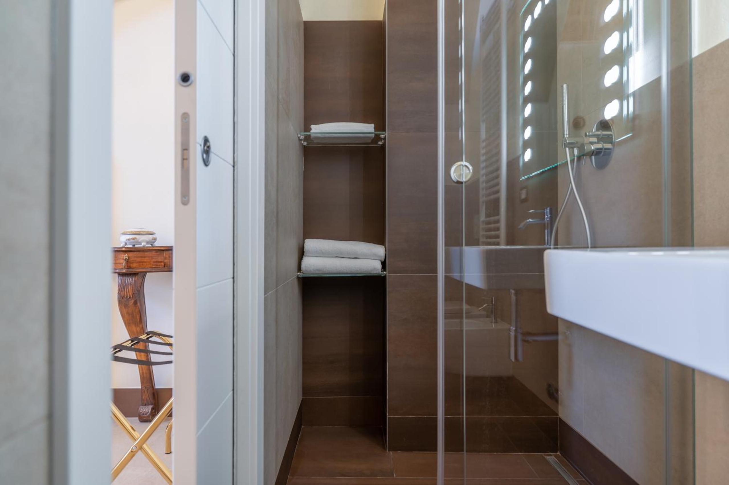 Double Room with Private Bathroom - Photo 8