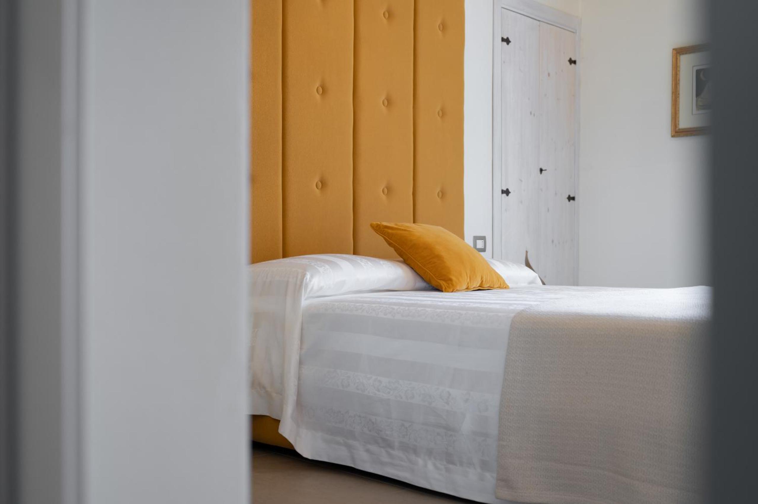 Double Room with Private Bathroom - Photo 9