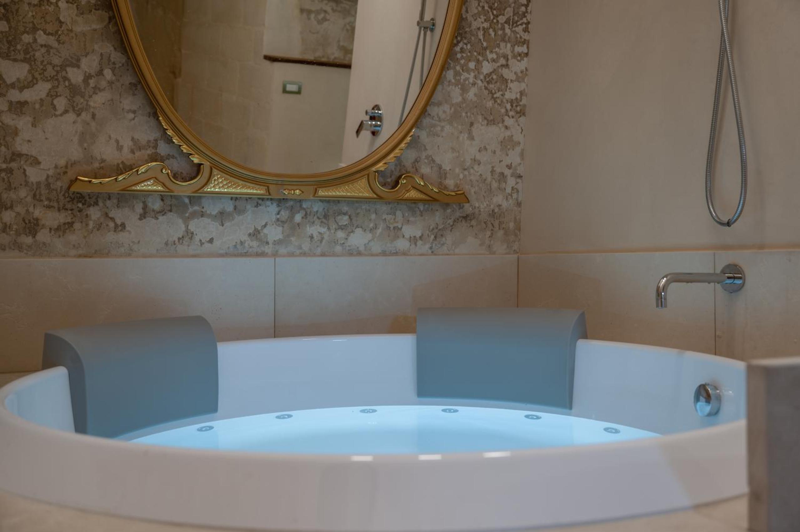 King Room with Spa Bath - Photo 19