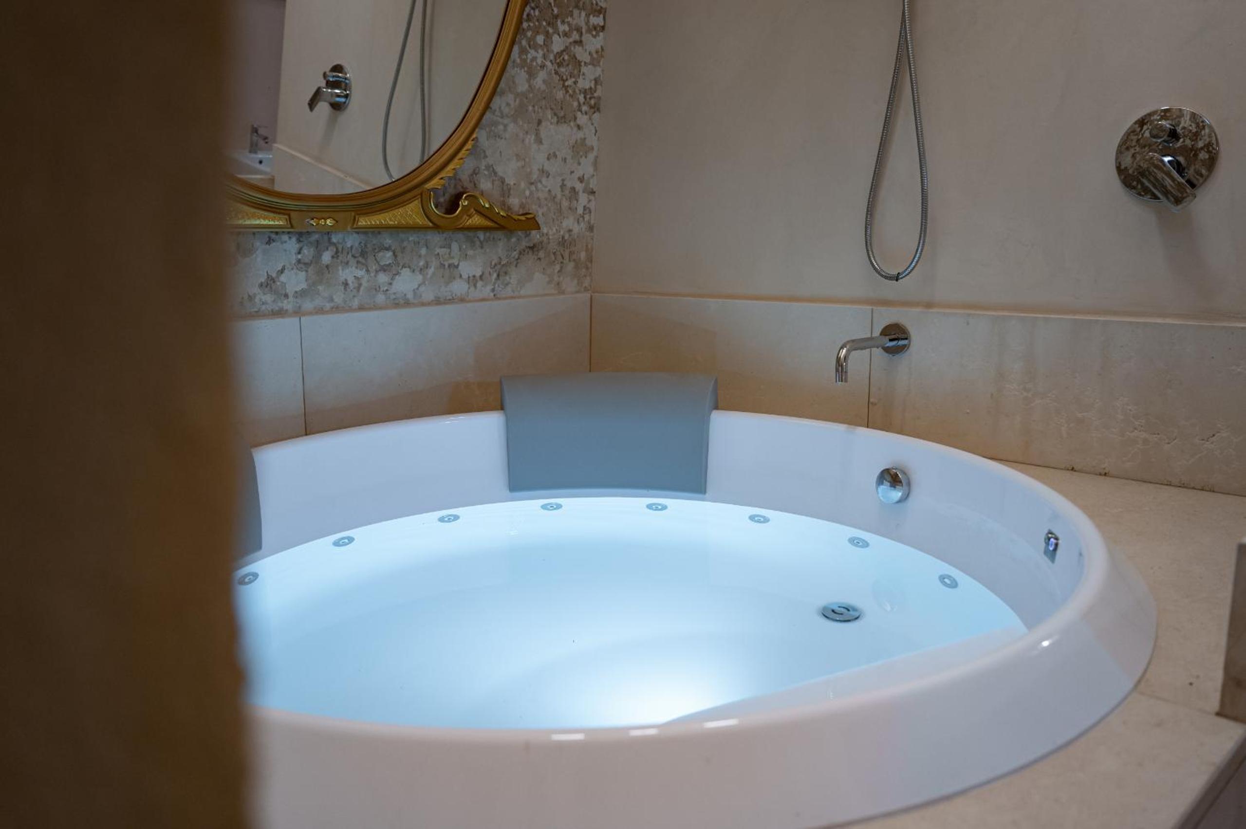 King Room with Spa Bath - Photo 6
