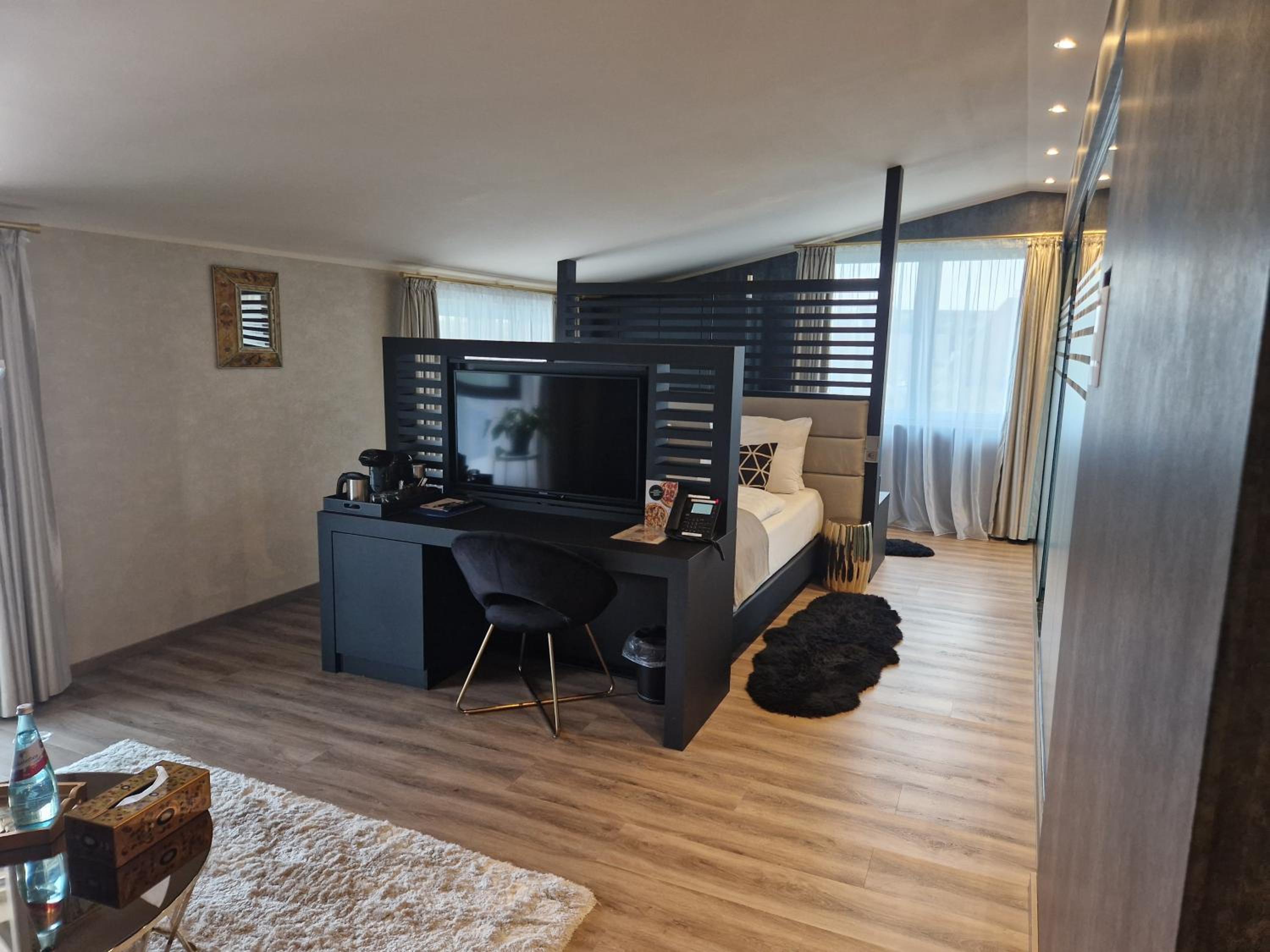 Deluxe King Suite