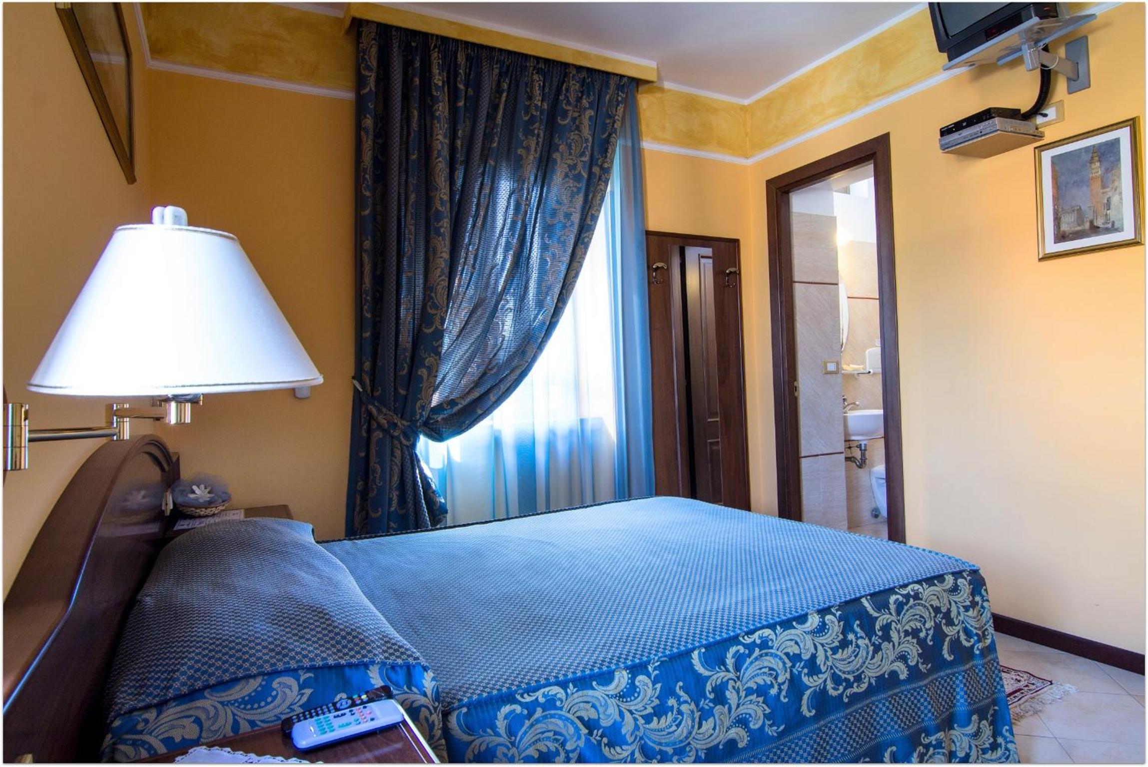 Double or Twin Room photo 3