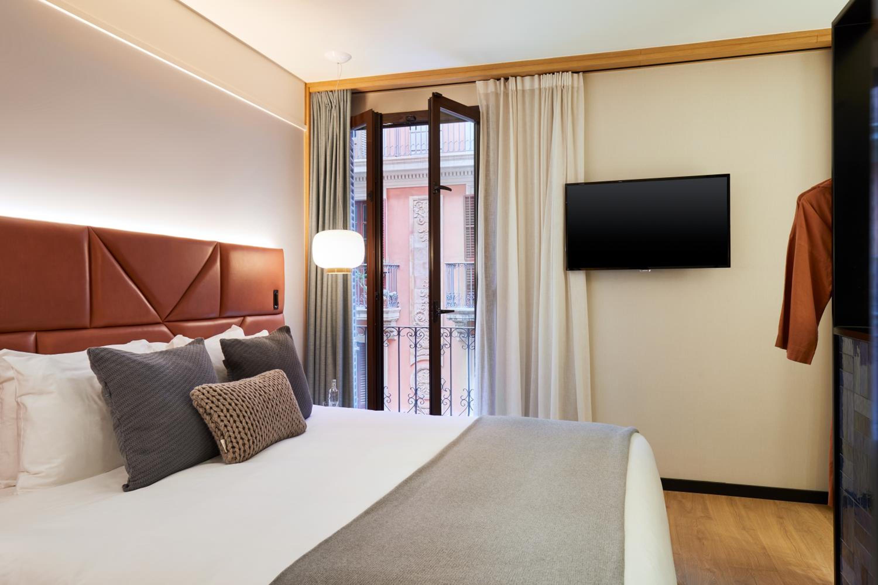 Premium King Room with Balcony photo 3